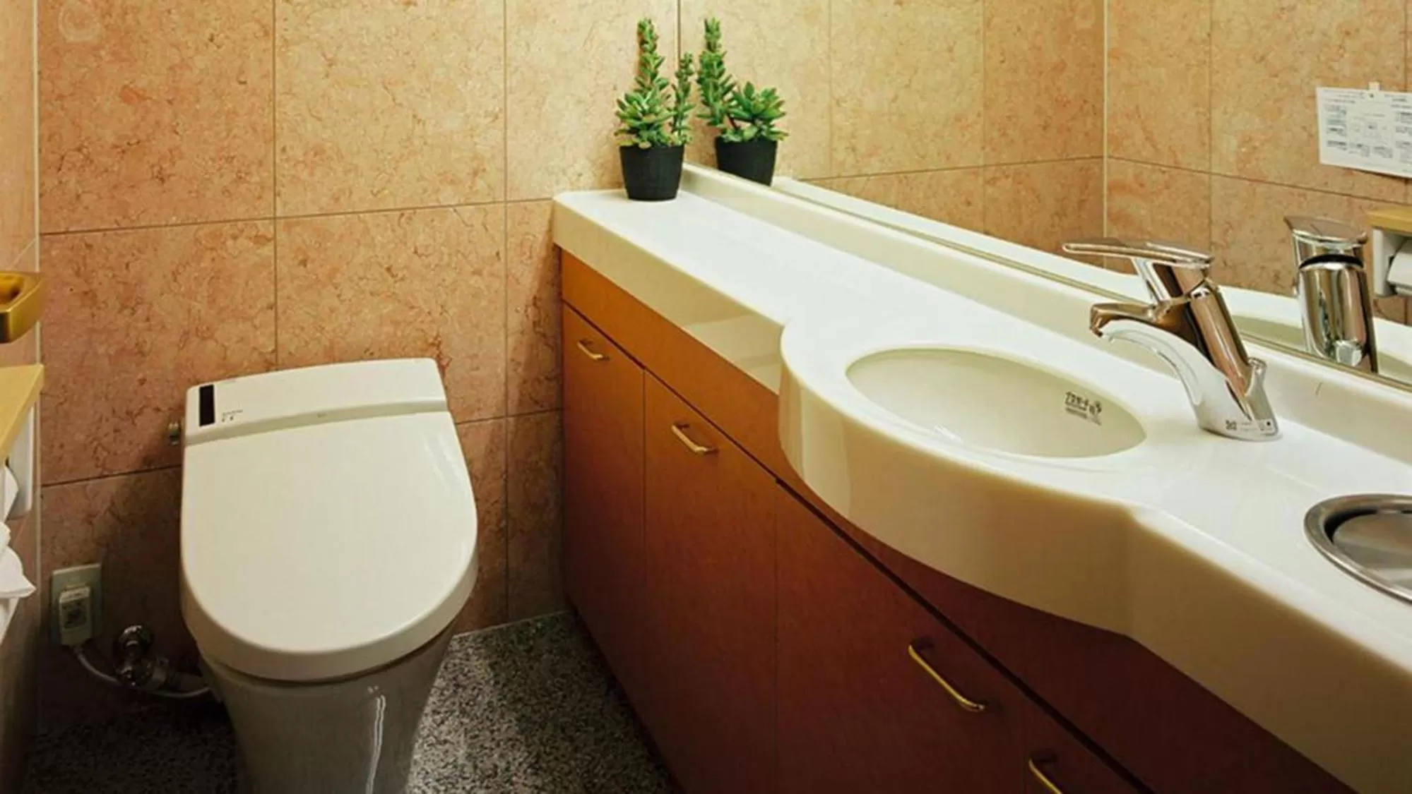 Toilet in Toyoko Inn Osaka Taniyon Kosaten