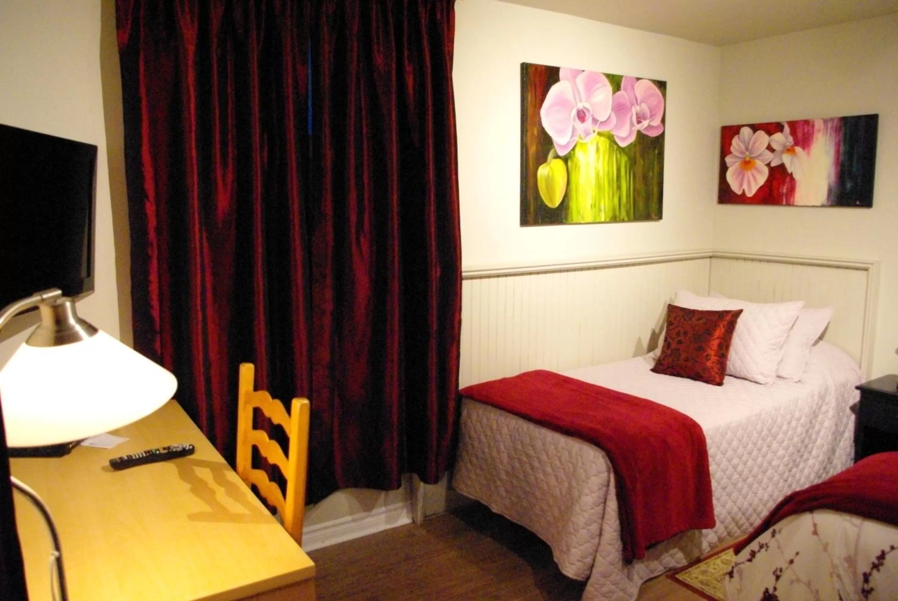 Photo of the whole room, Bed in Atelier Galerie Anne Drouin Peinture & Pension