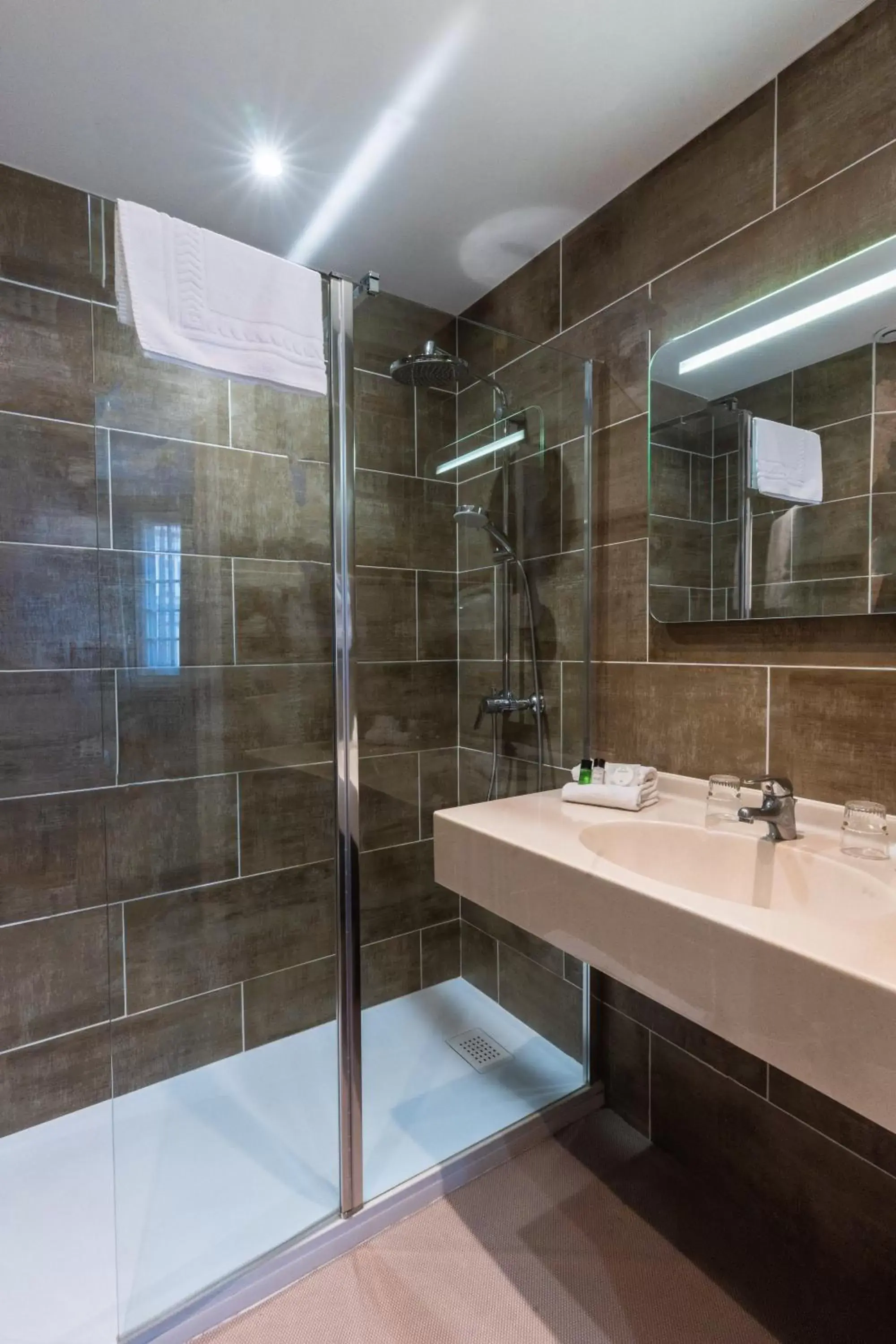 Bathroom in L'Hotel De L'Esperance