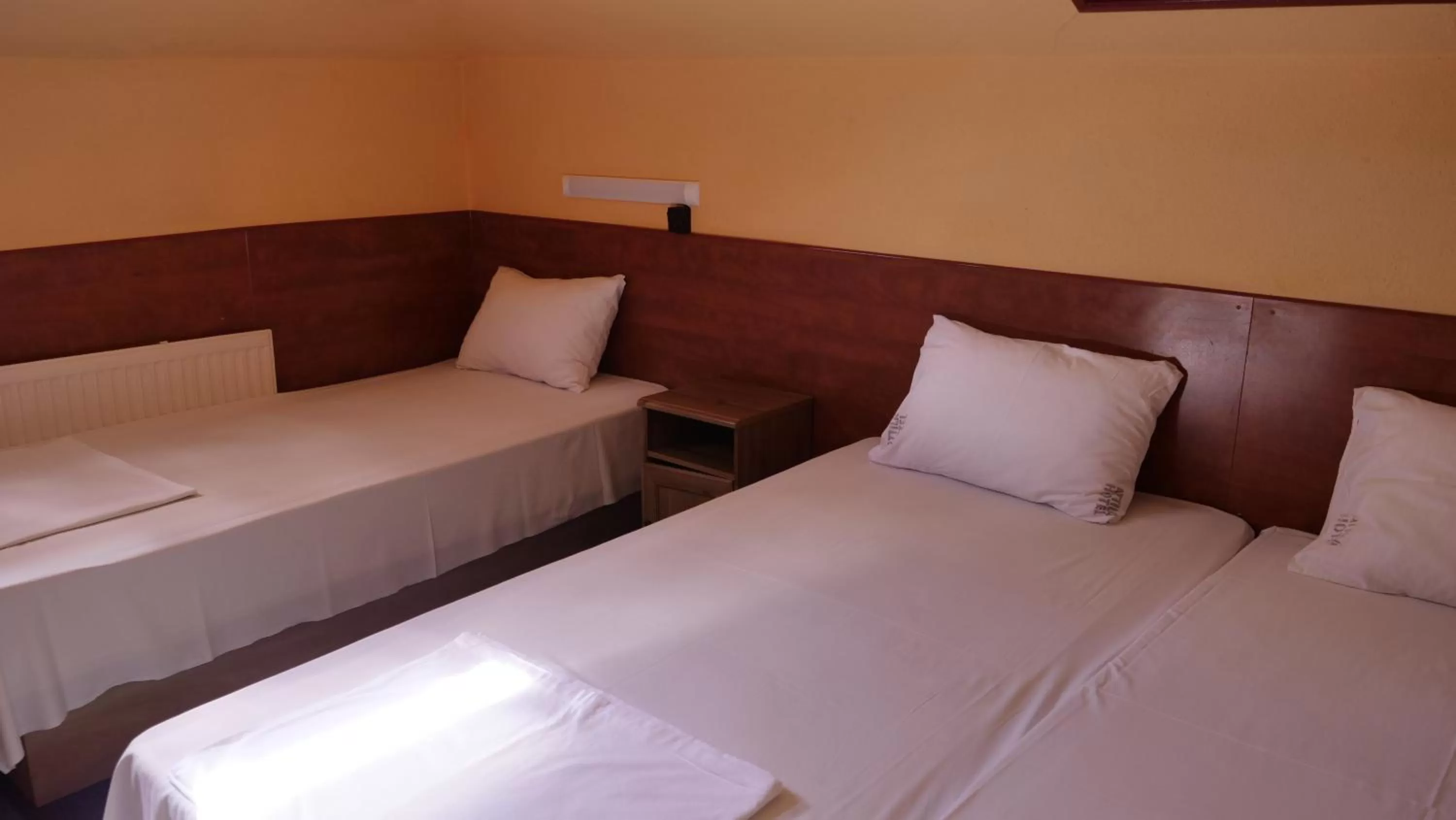 Property building, Bed in Attila Hotel Budapest