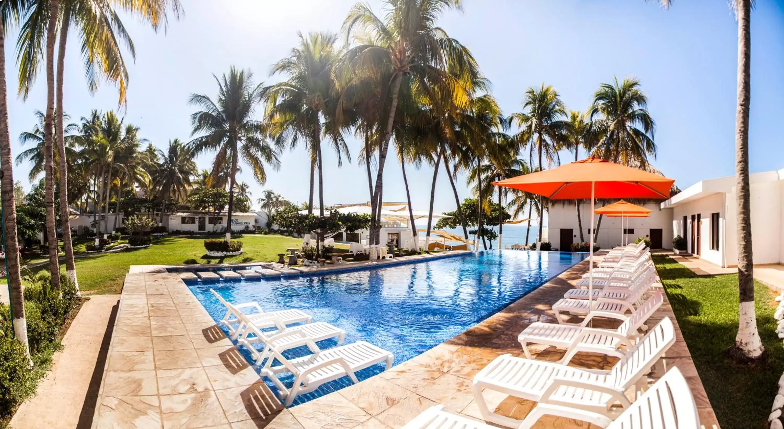 Swimming Pool in Hotel Los Farallones