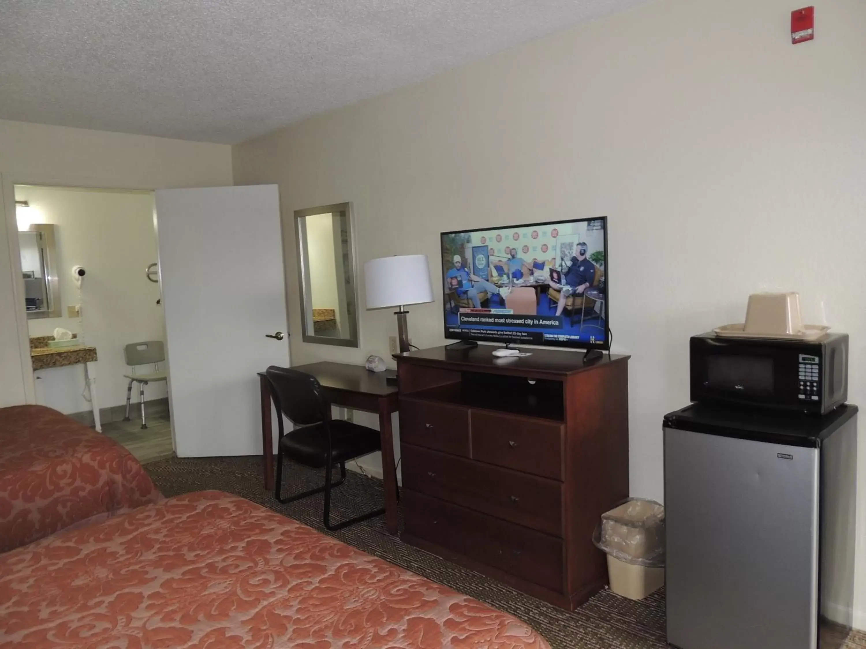 Bedroom, TV/Entertainment Center in Super 8 by Wyndham Mifflinville Near Bloomsburg