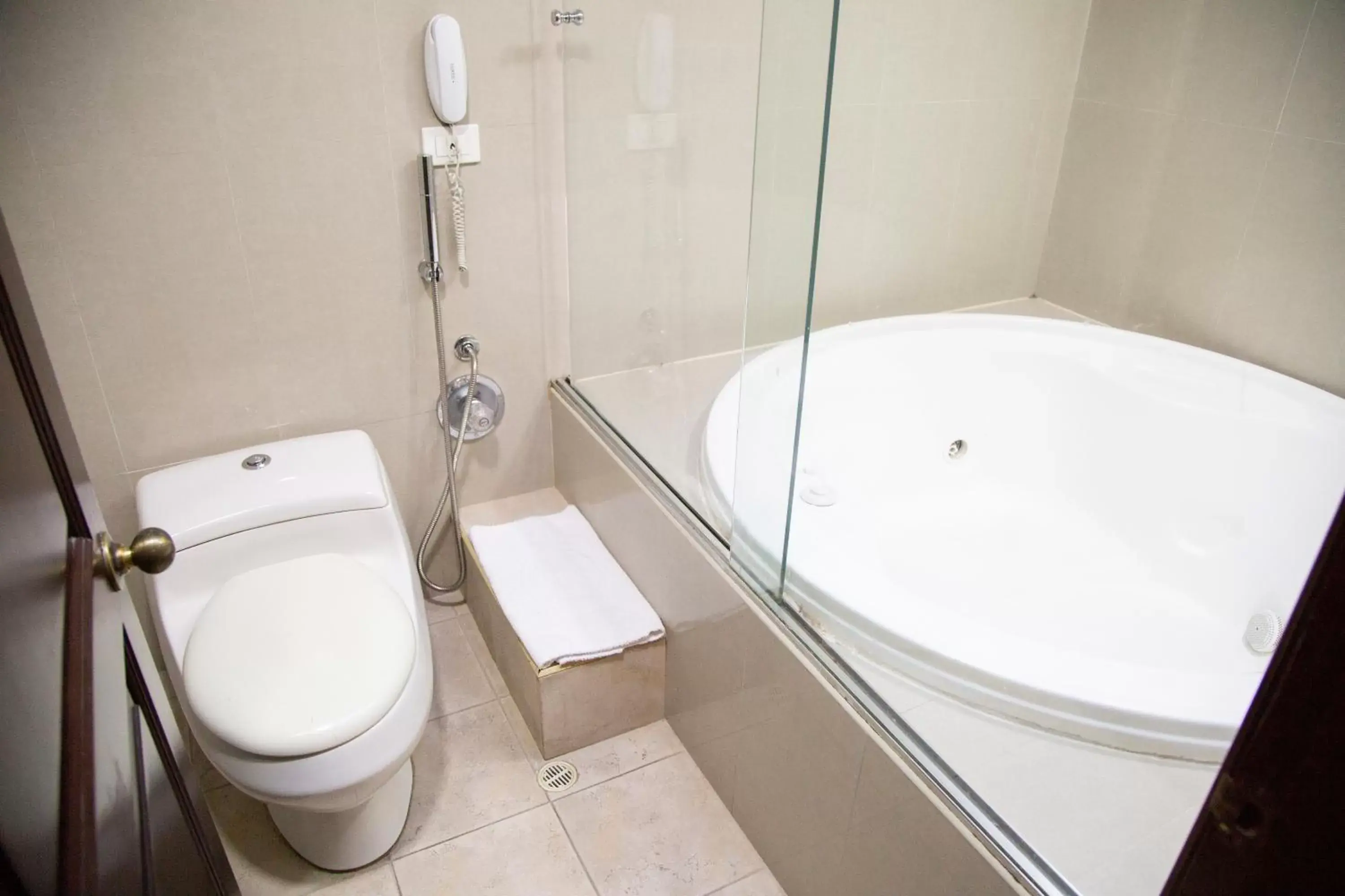 Hot Tub, Bathroom in Hotel 101 Park House