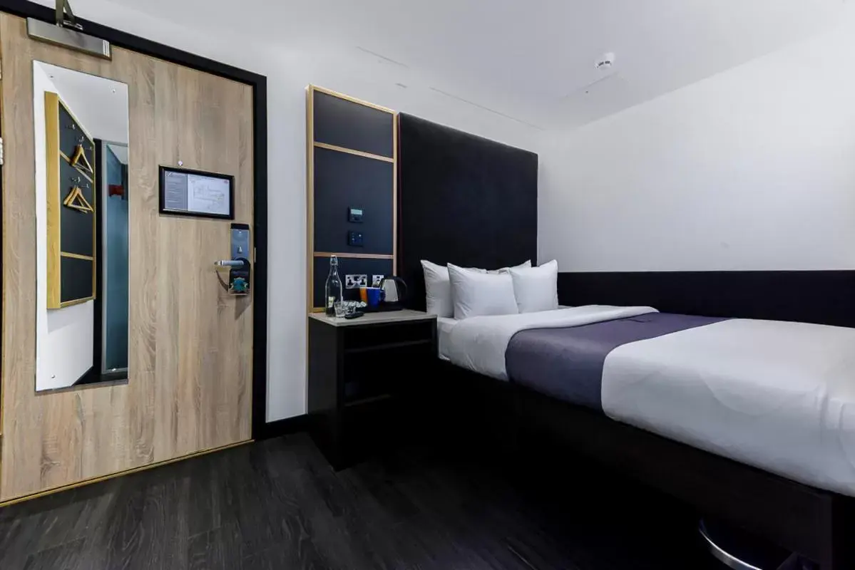 Bedroom, Bed in The Z Hotel Holborn