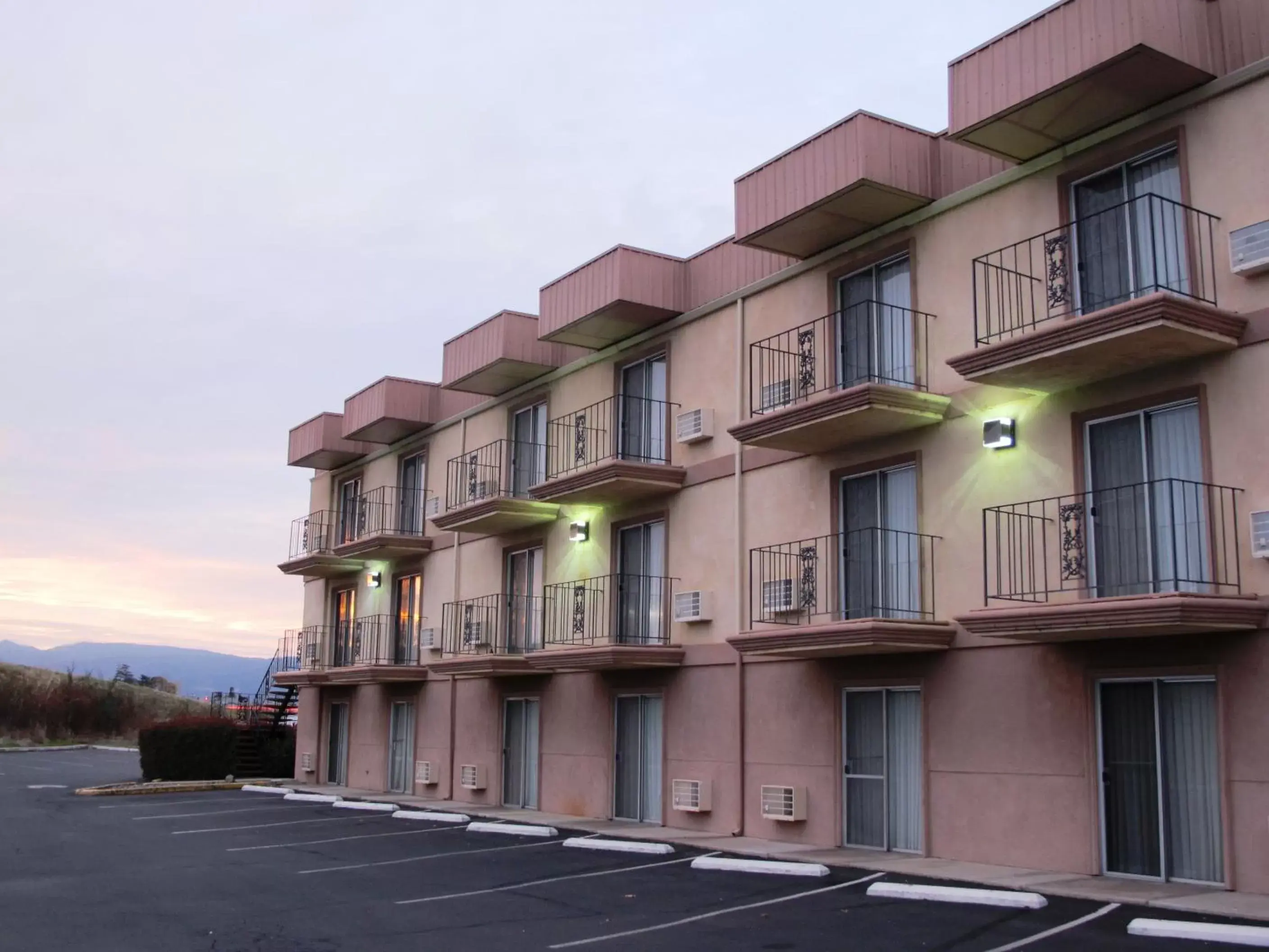 Property building in Days Inn by Wyndham Medford Property building in Days Inn by Wyndham Medford