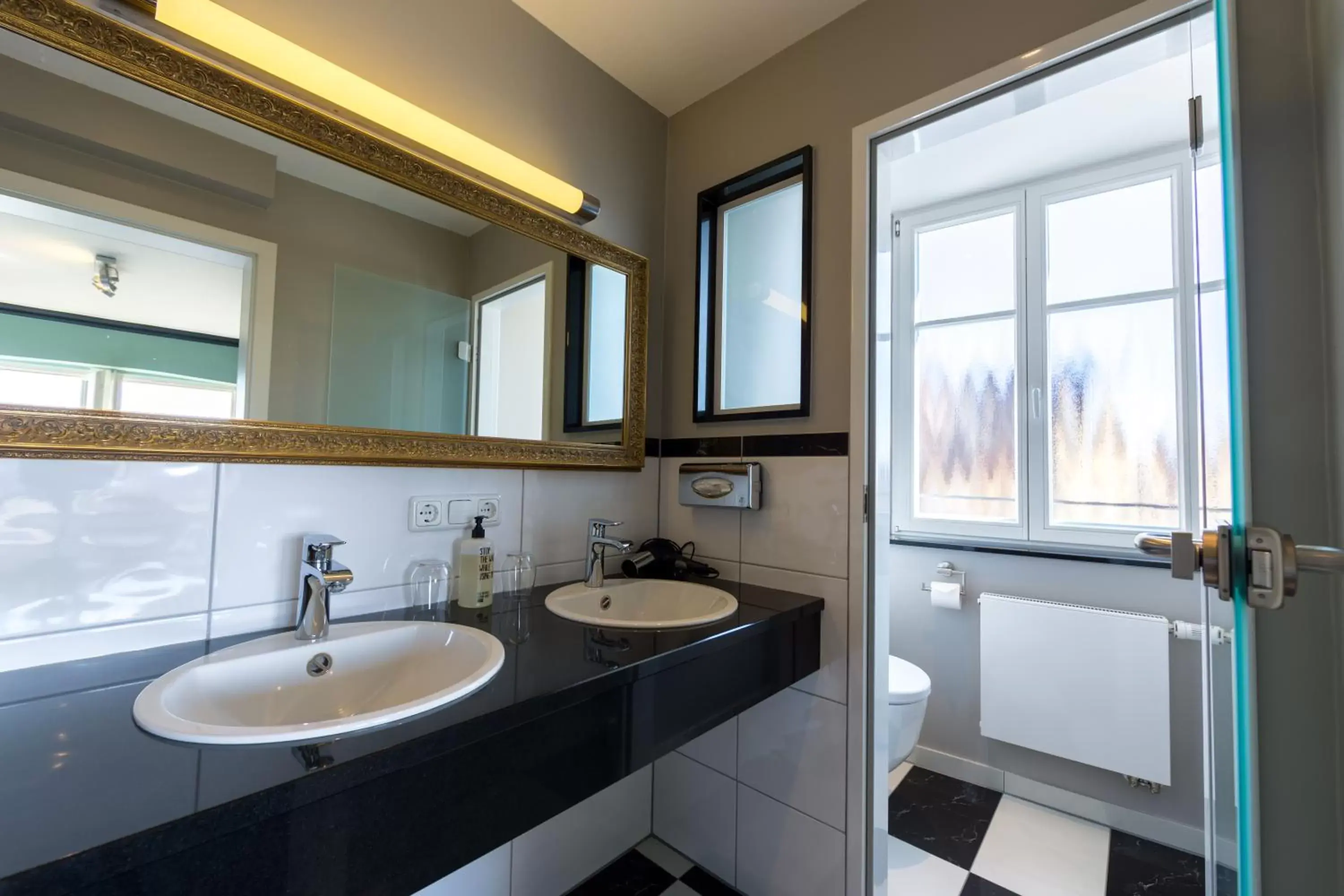 Toilet, Bathroom in Historik Hotel Goldener Hirsch Rothenburg