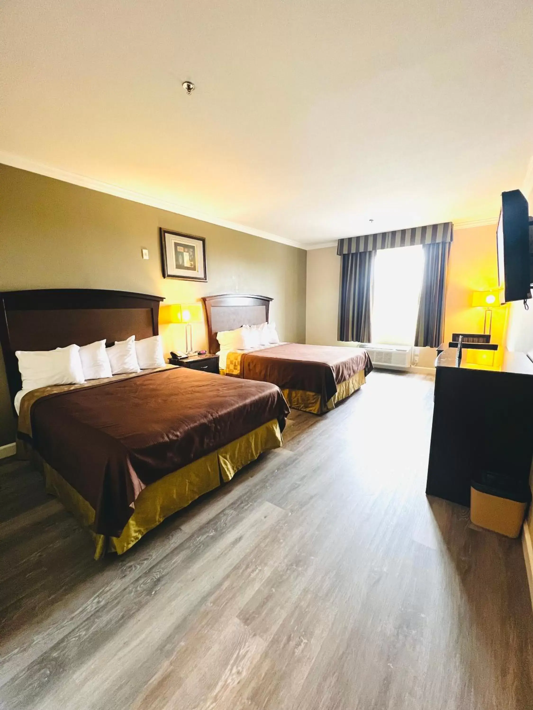 Bedroom, Bed in Harbor Inn & Suites
