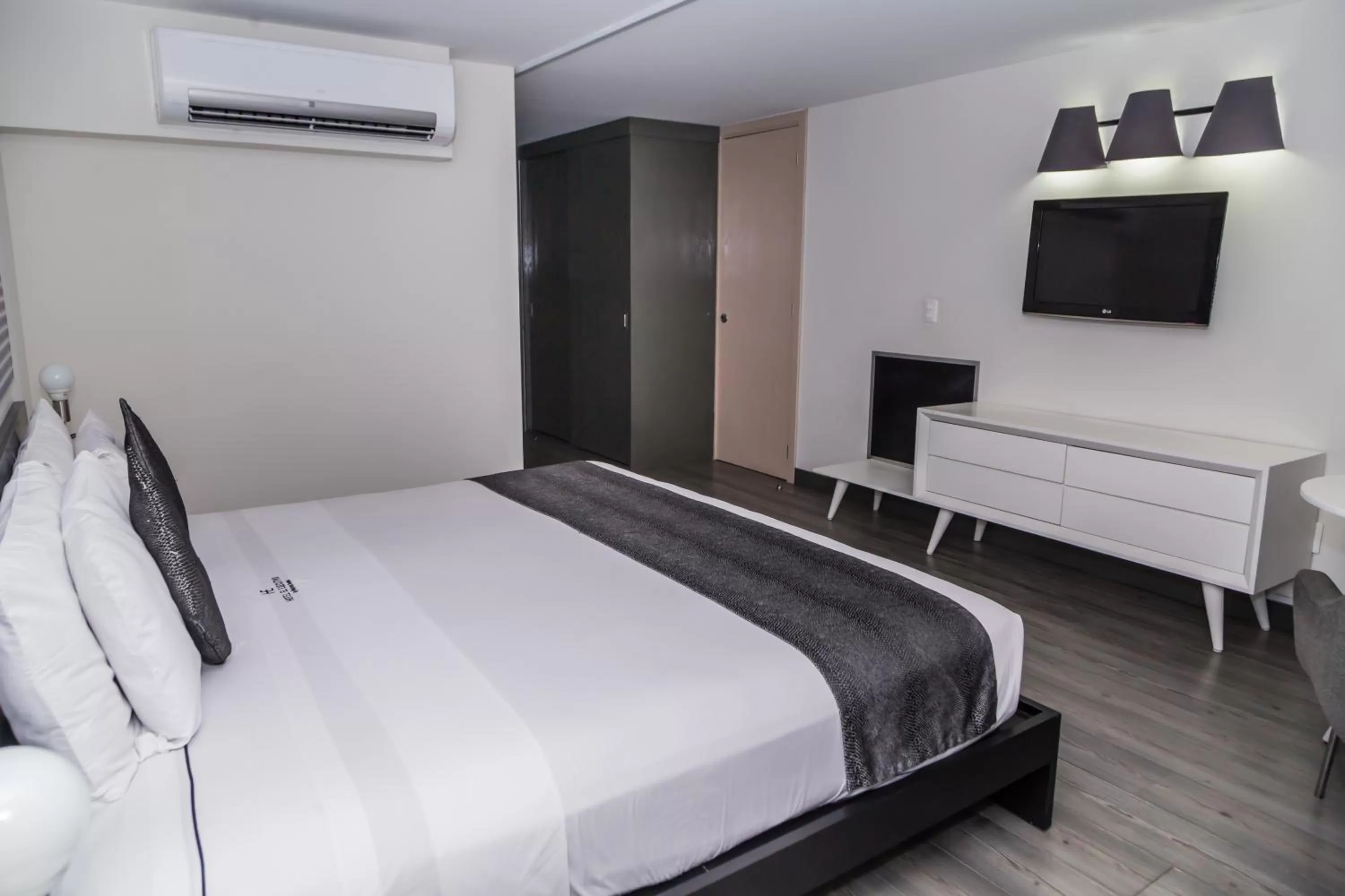 Photo of the whole room, Bed in Hotel El Ejecutivo by Reforma Avenue