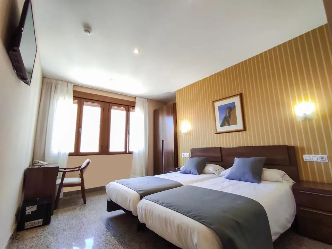 Photo of the whole room, Bed in Hotel Arcos Catedral