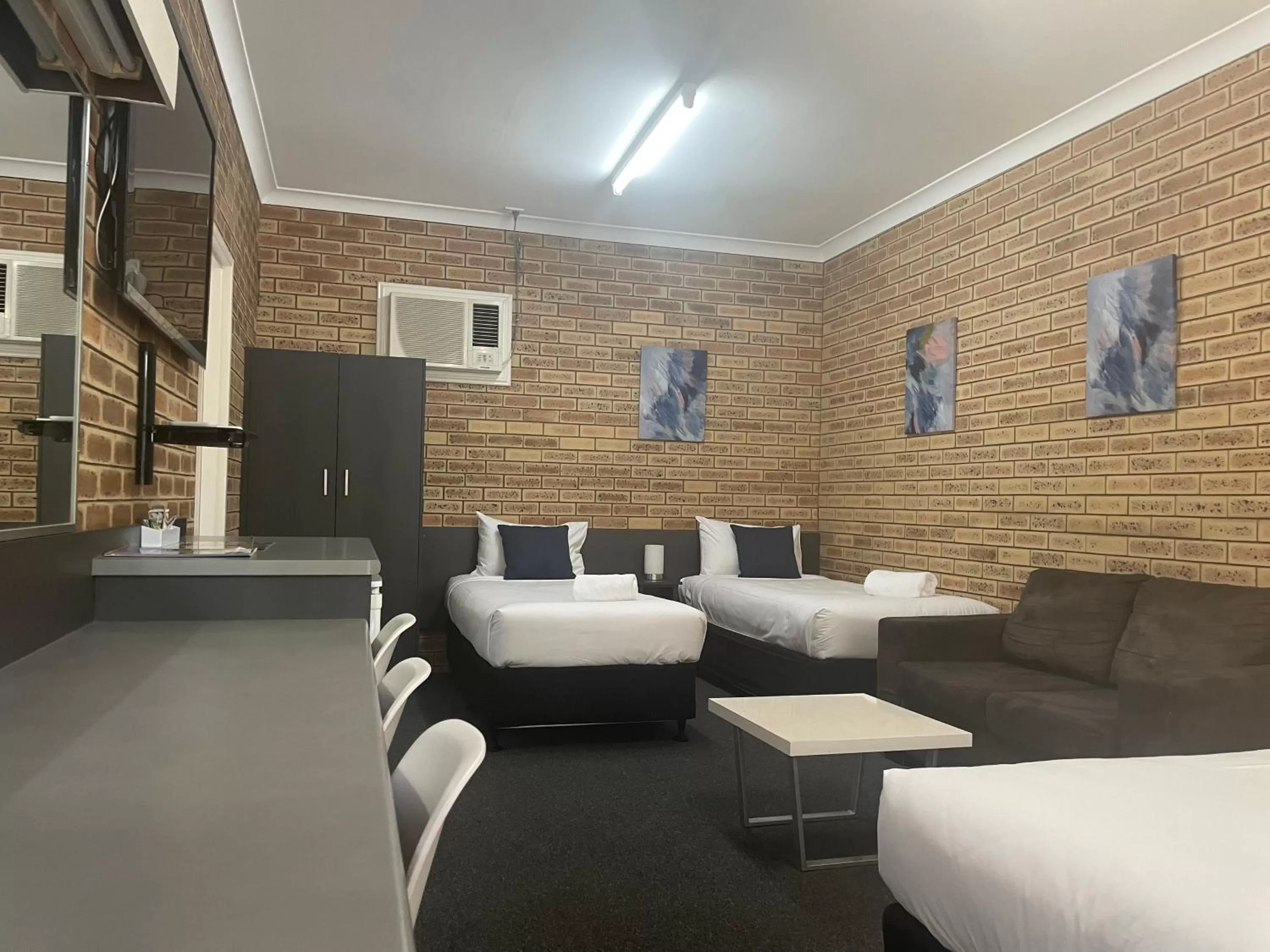 Bedroom, Bed in Blue Violet Motor Inn