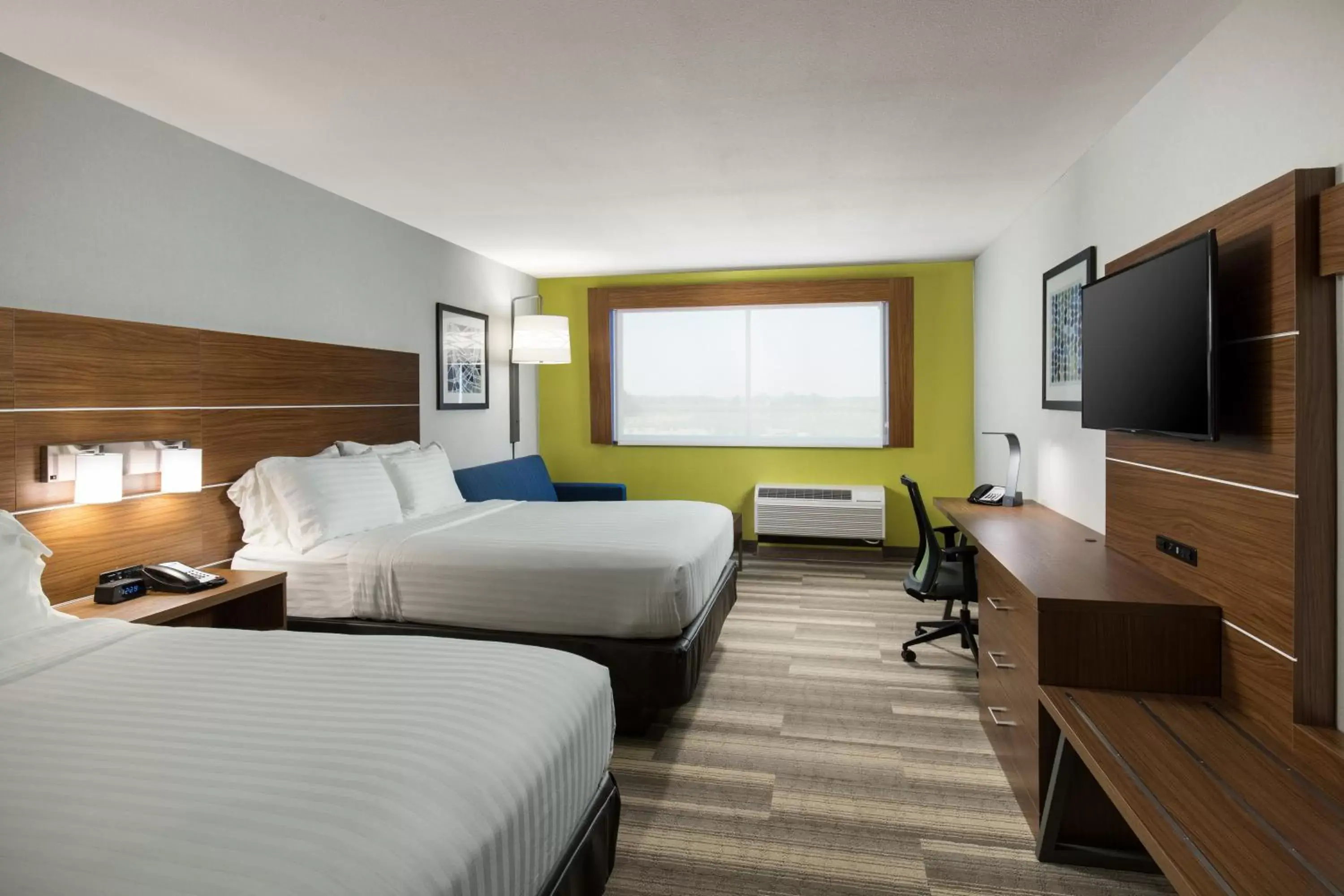 Photo of the whole room, TV/Entertainment Center in Holiday Inn Express Visalia-Sequoia Gateway Area, an IHG Hotel