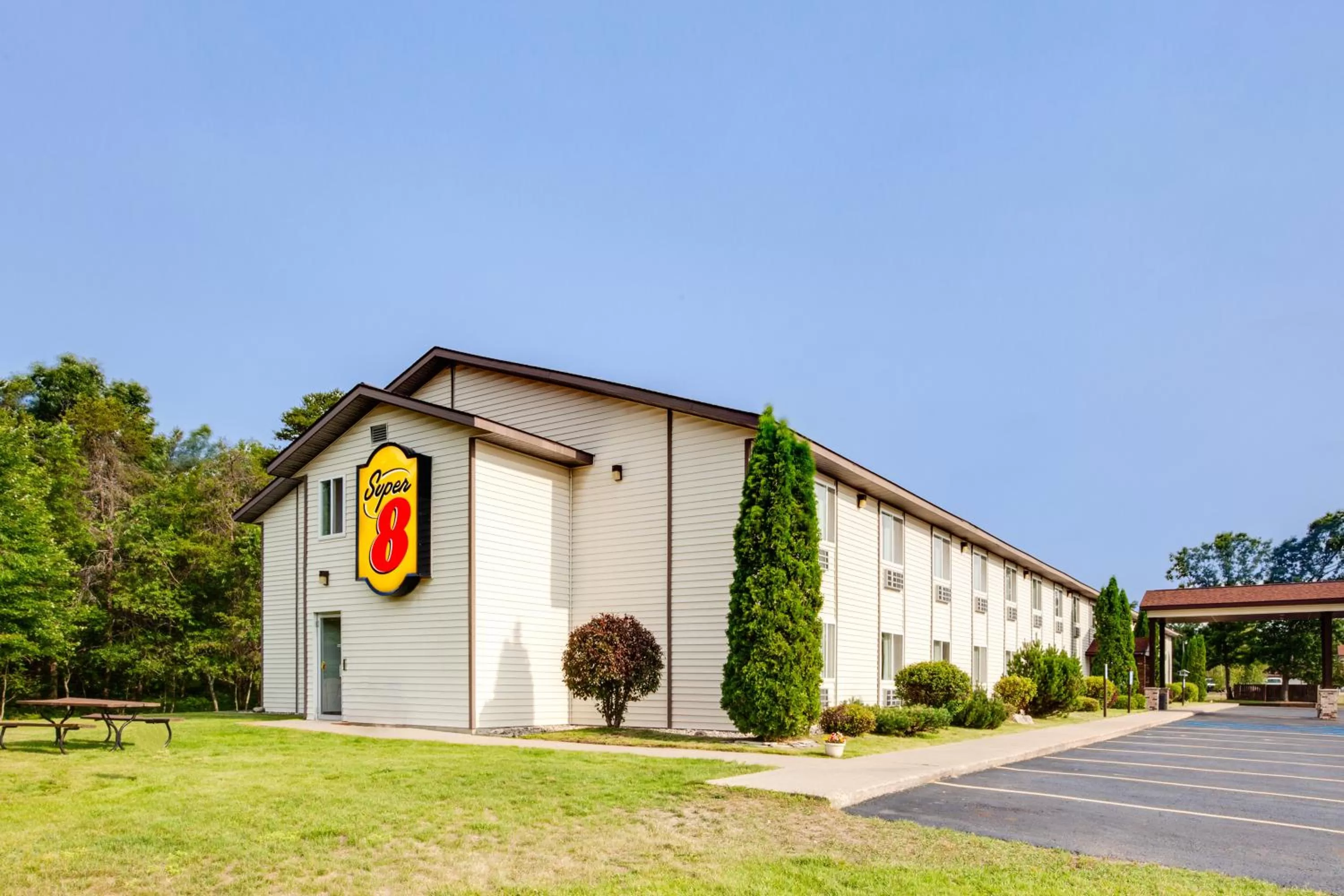 Facade/entrance in Super 8 by Wyndham Grayling