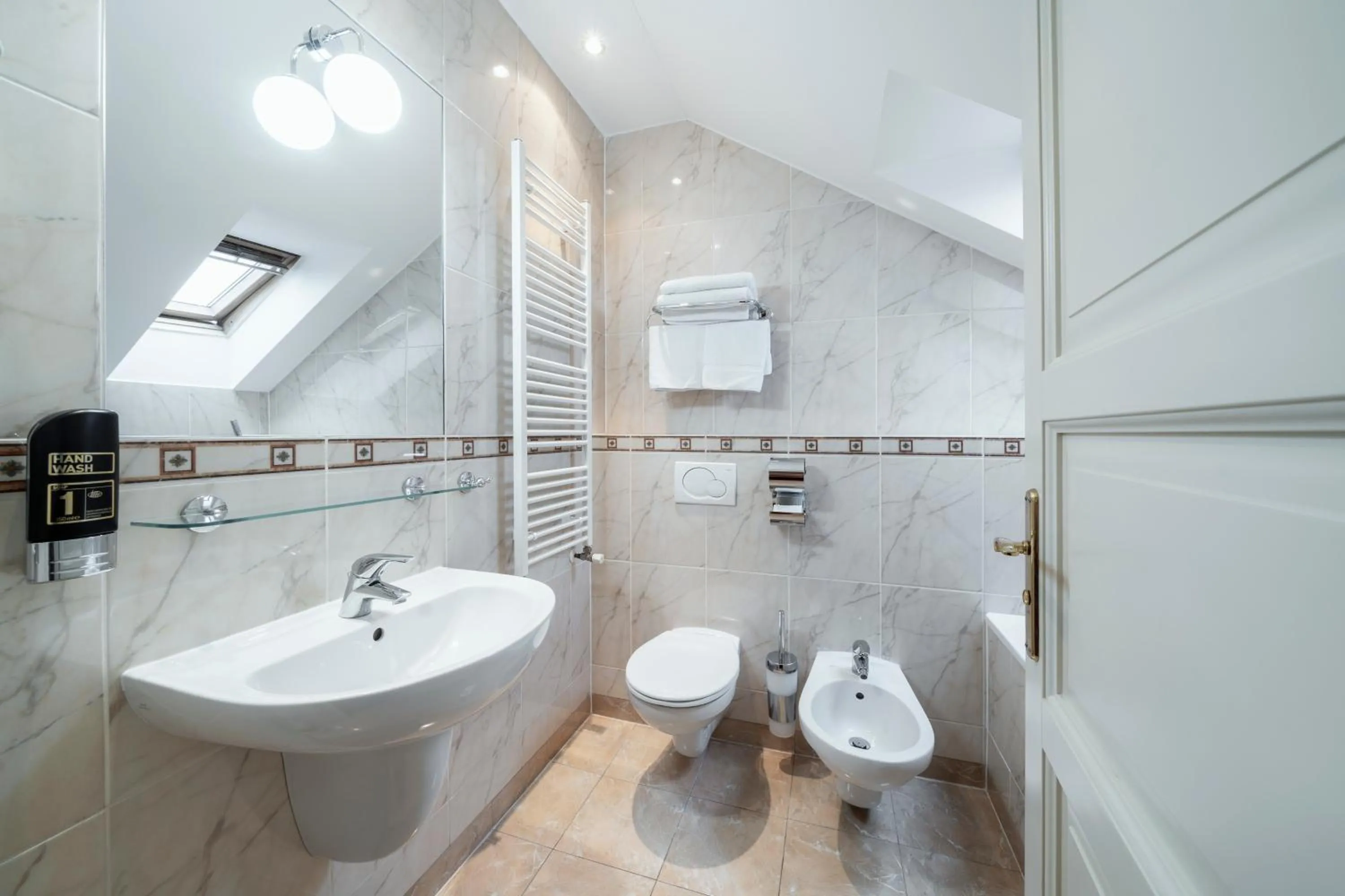 Bathroom in Hotel Raffaello Prague