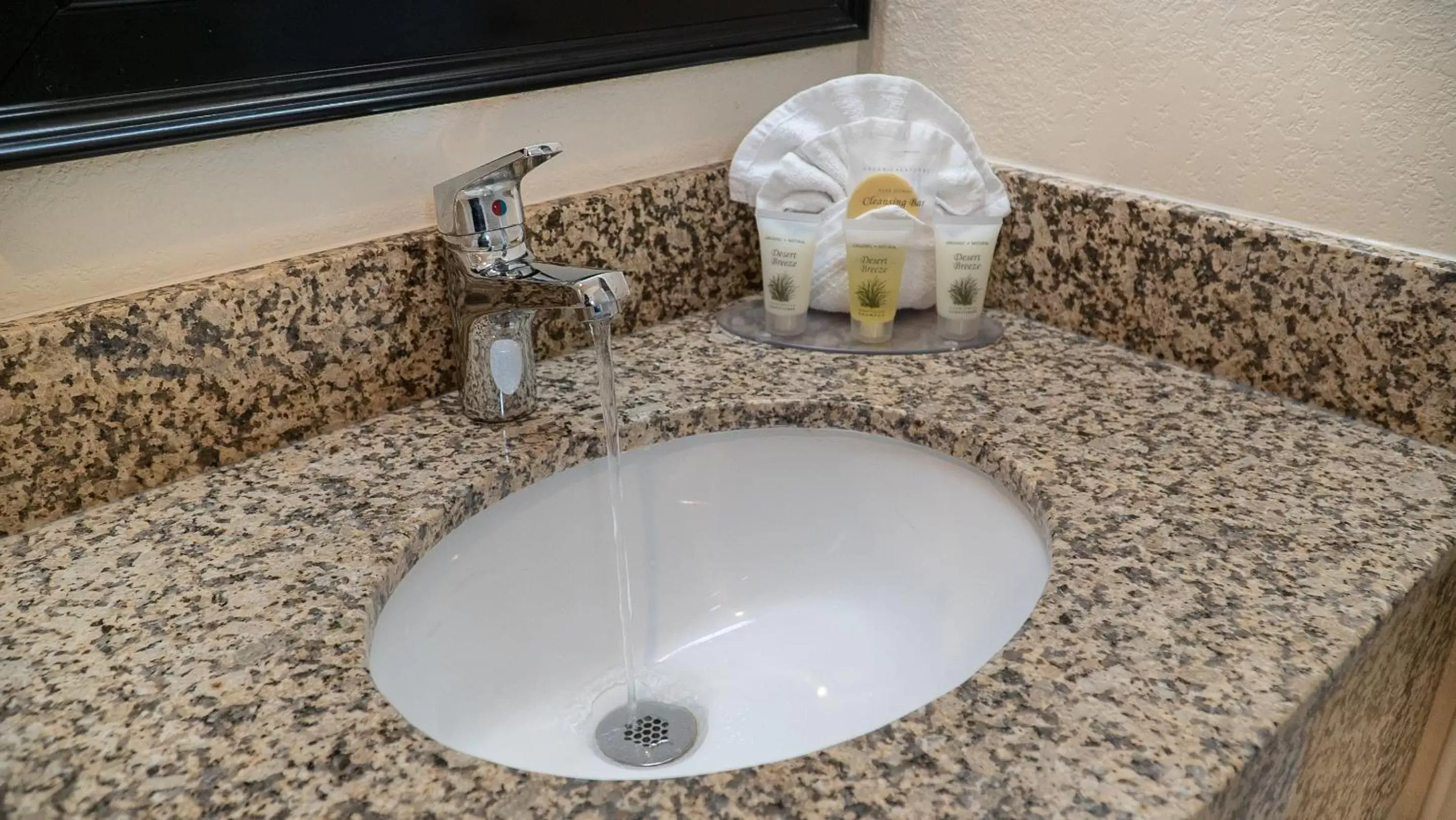 Shower, Bathroom in Sea Breeze Inn - San Simeon