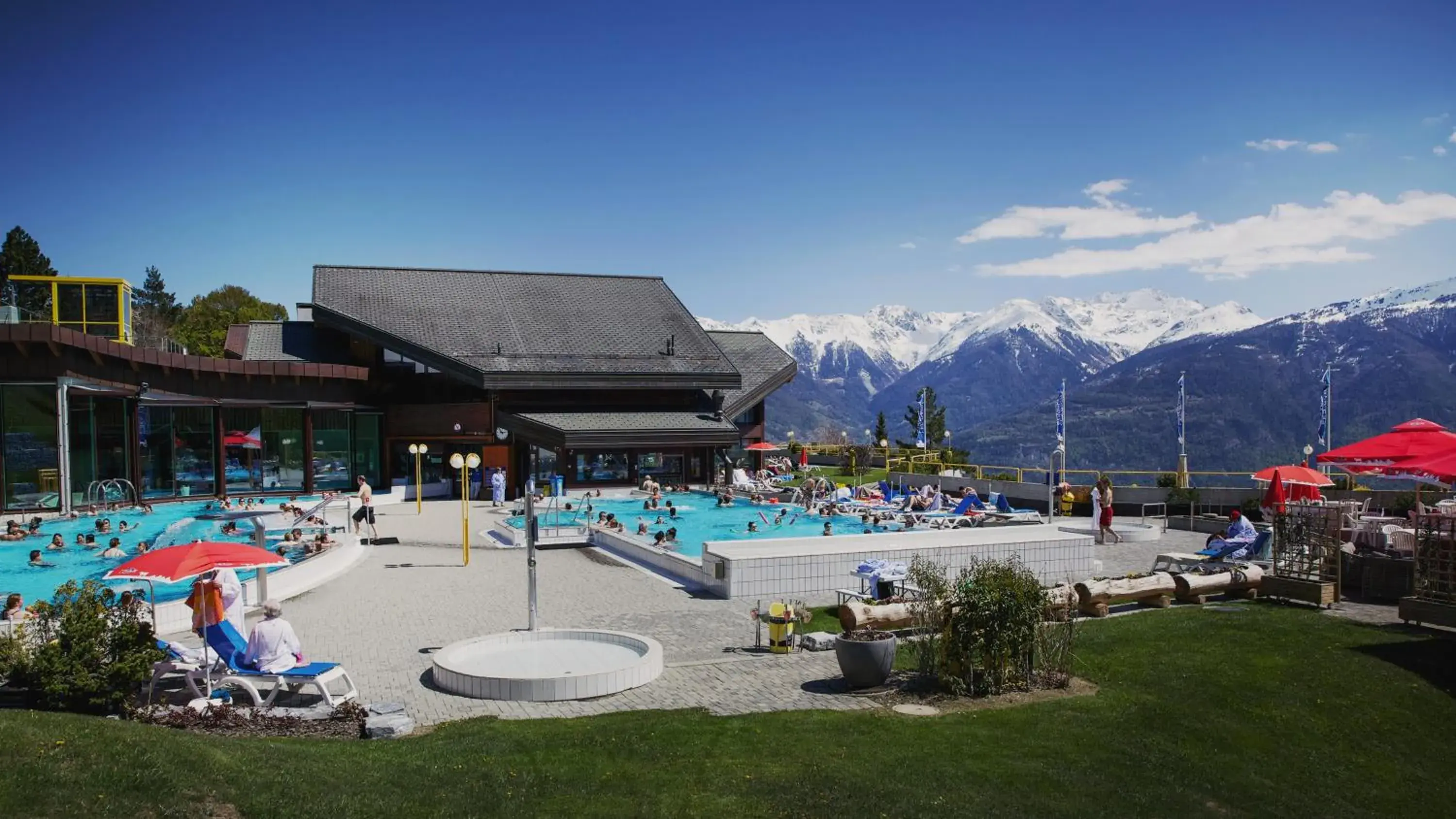 Swimming Pool in Hôtel des Bains d'Ovronnaz