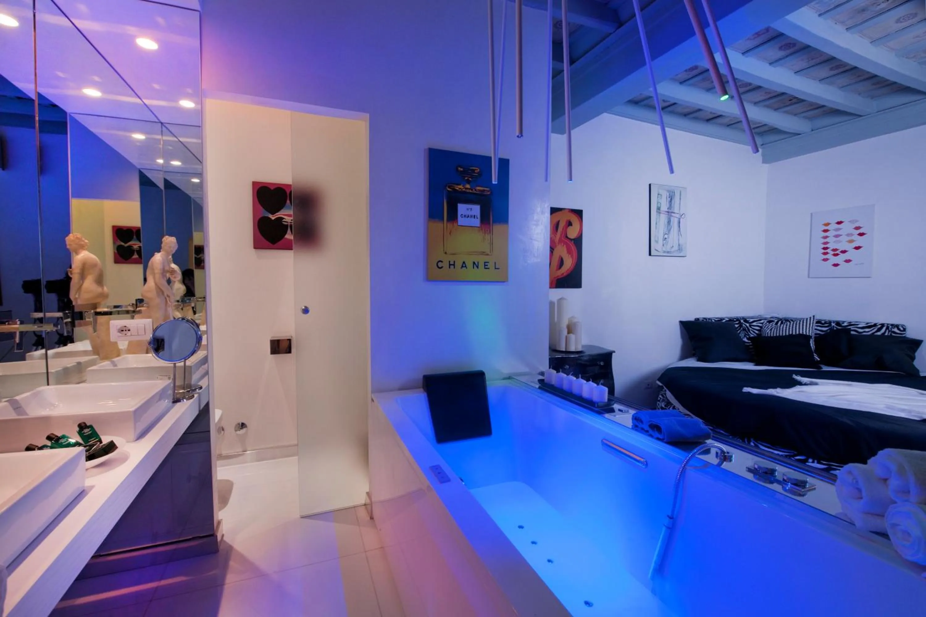 Toilet in Pantheon Relais