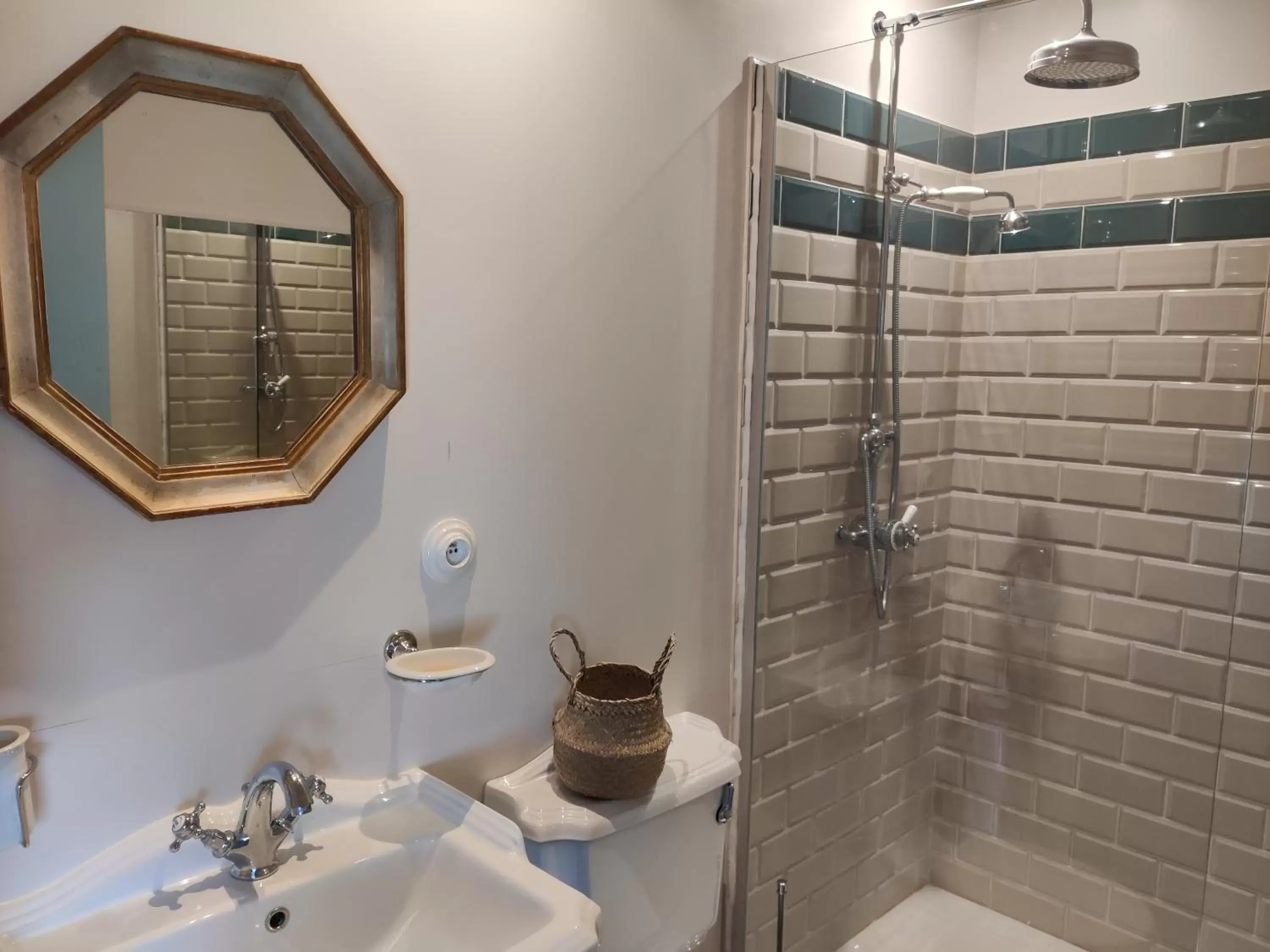 Shower, Bathroom in Château de la Huberdière