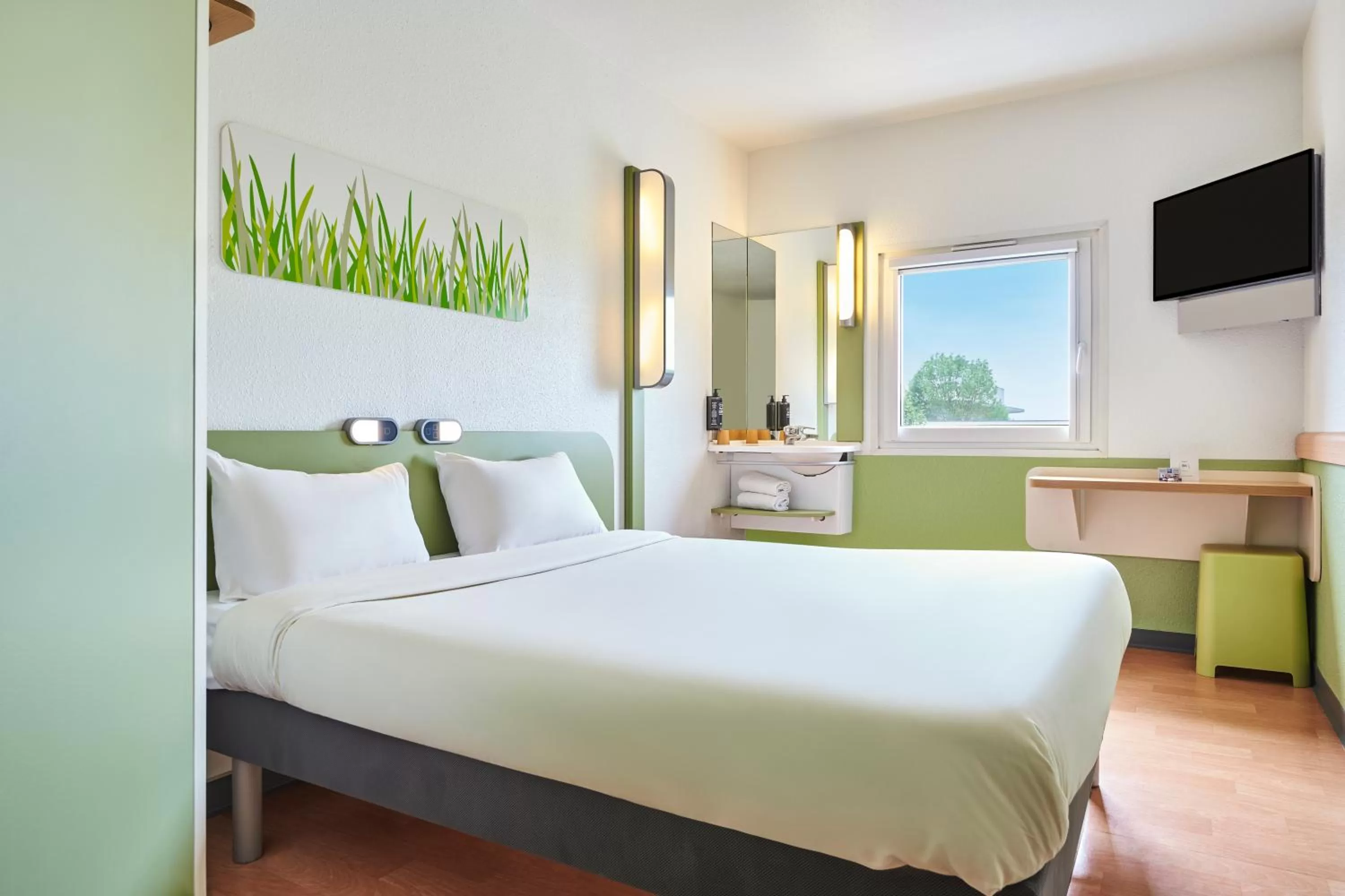 Bed in ibis budget Santeny