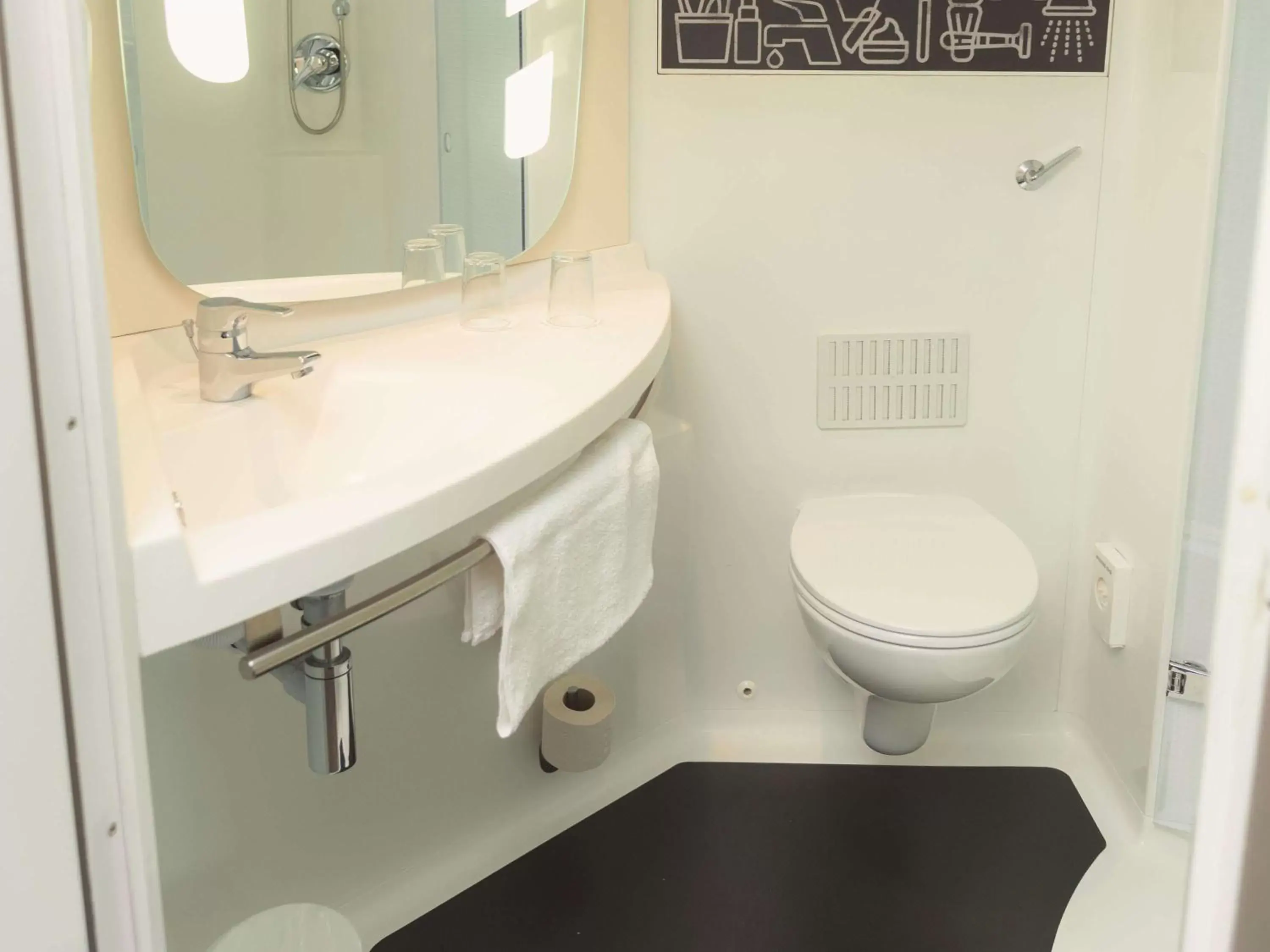 Photo of the whole room, Bathroom in ibis Glasgow City Centre – Sauchiehall St