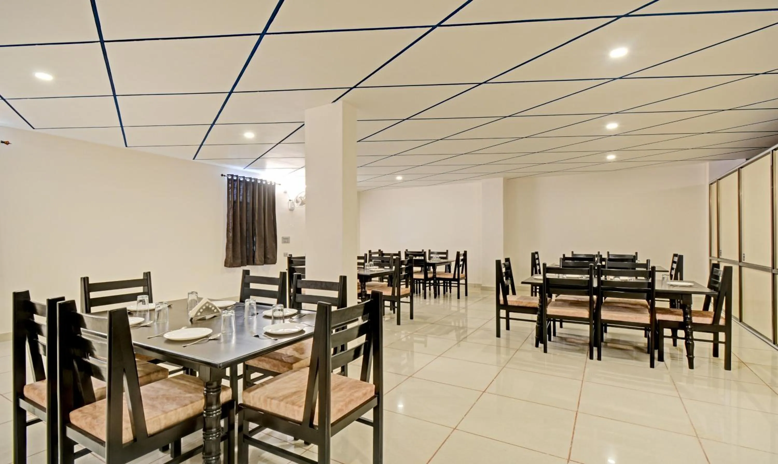 Restaurant/places to eat in Treebo Paras Raj Near City Palace