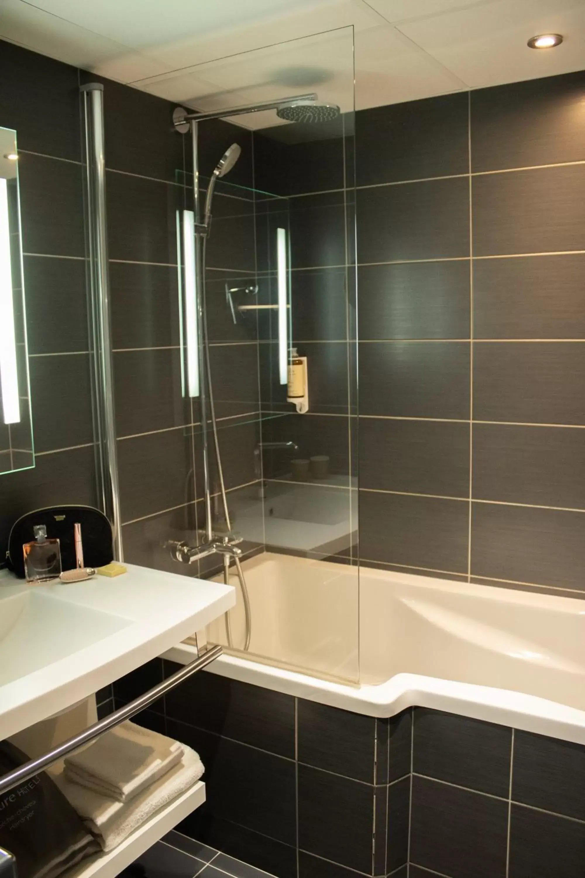 Bathroom in Mercure Tours Nord