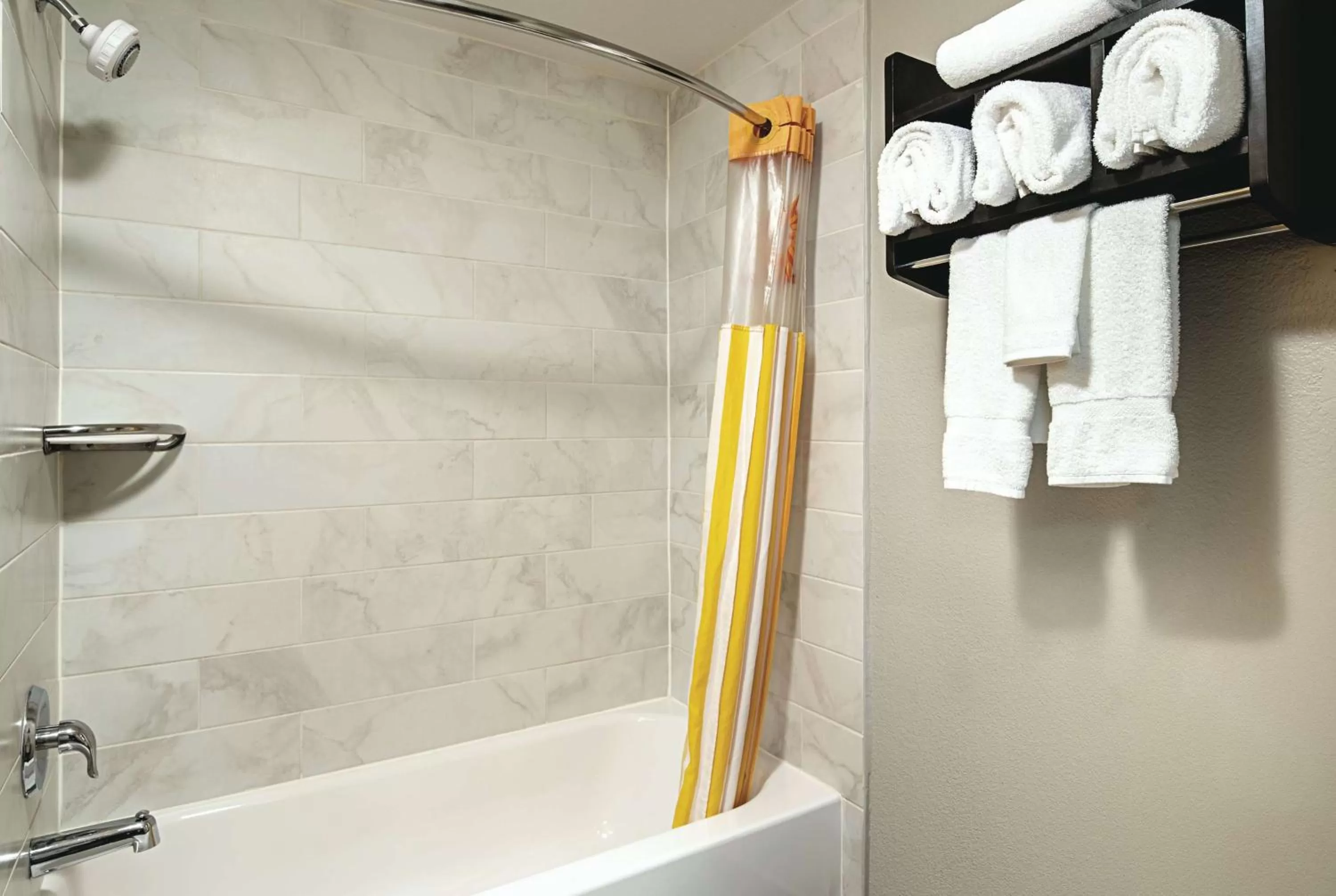 Bathroom in La Quinta Inn by Wyndham Livermore