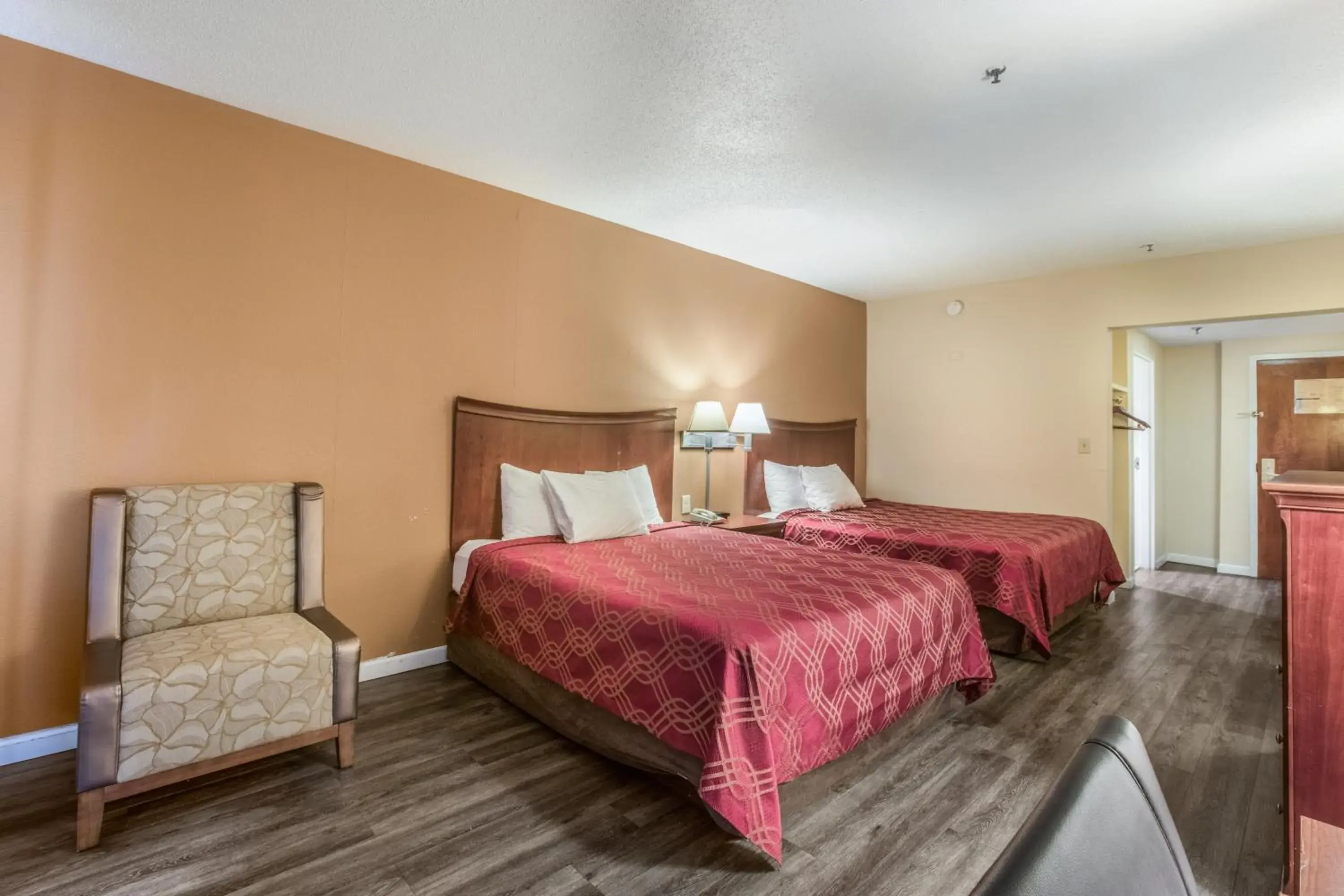 Bed in Econo Lodge Inn & Suites Marietta