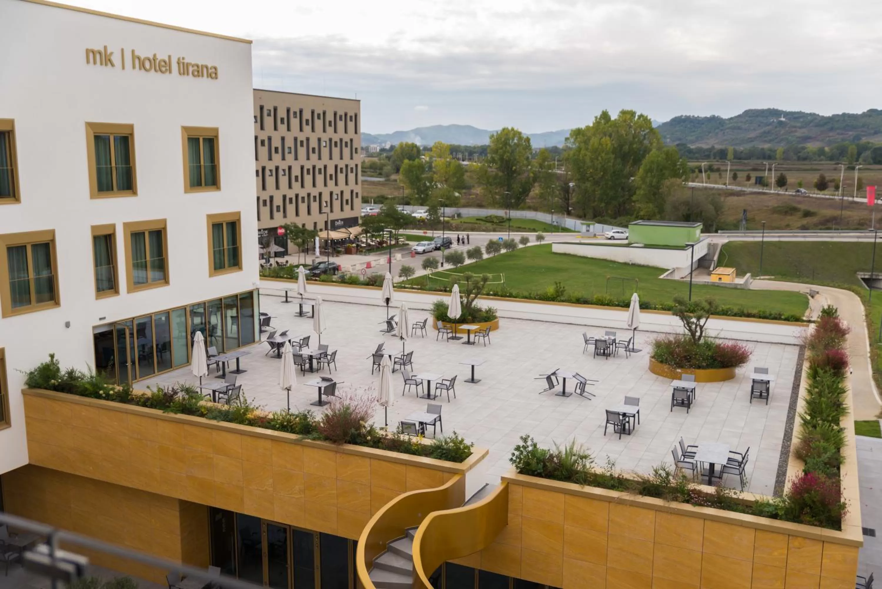 Restaurant/places to eat in mk hotel tirana