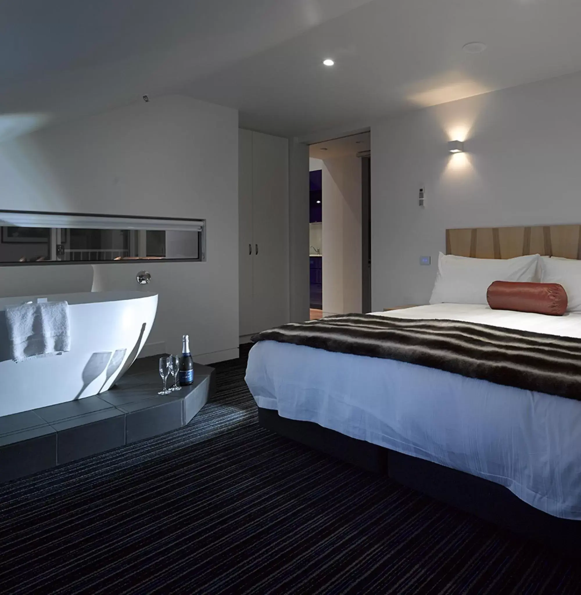 Bed in Salamanca Wharf Hotel