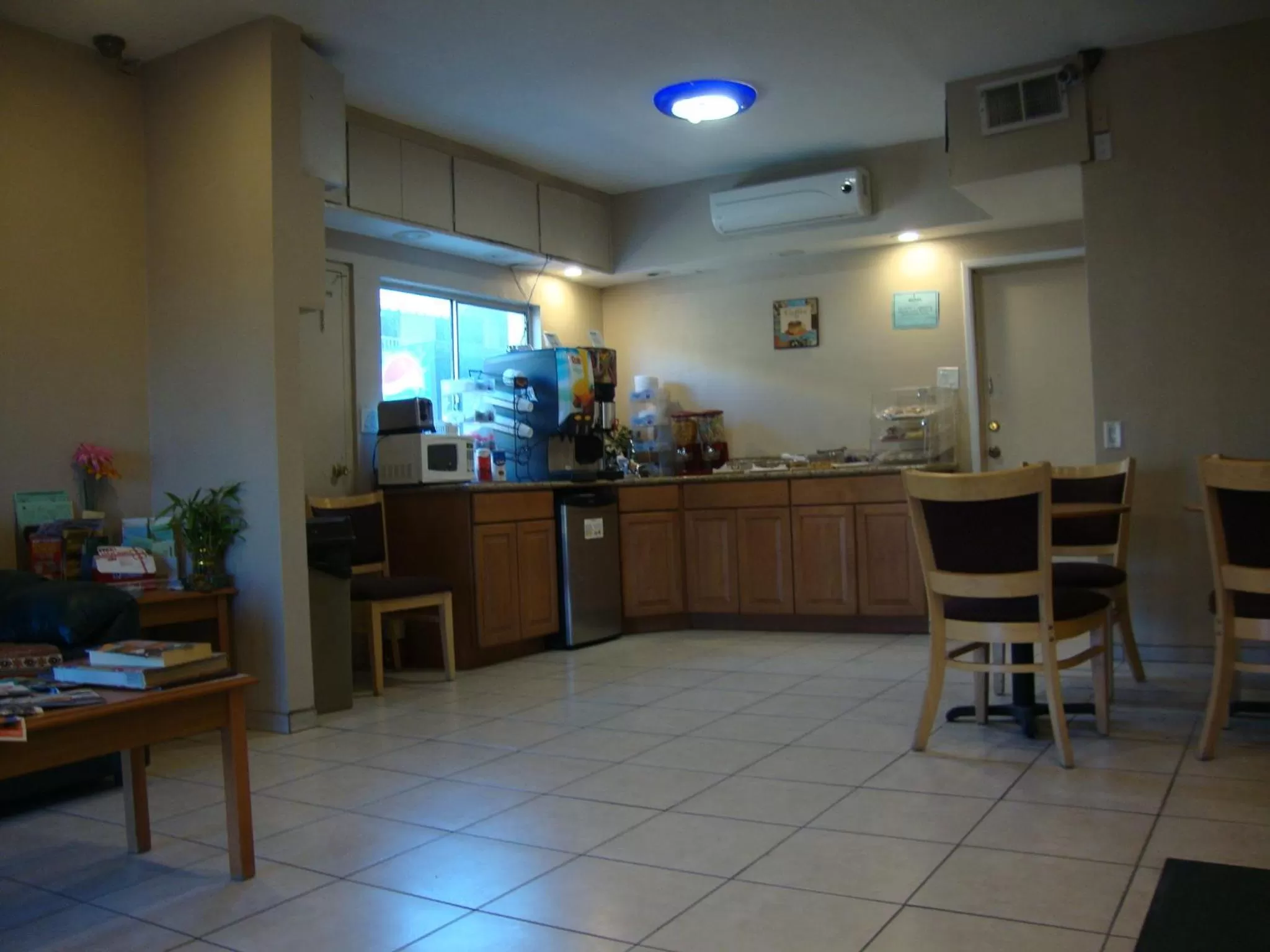 Food in Townhouse Inn and Suites