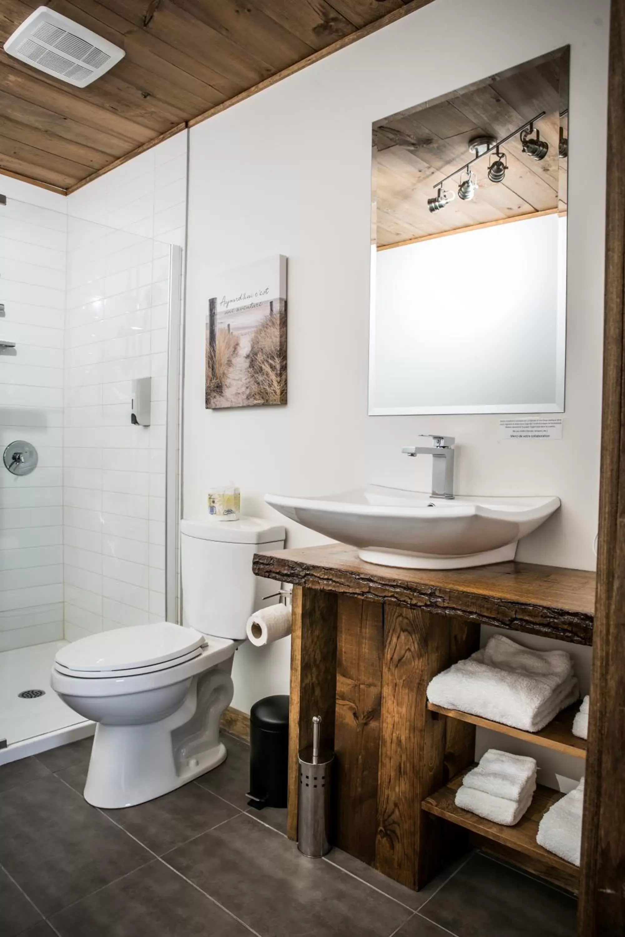 Shower, Bathroom in Gîte du Haut des Arbres