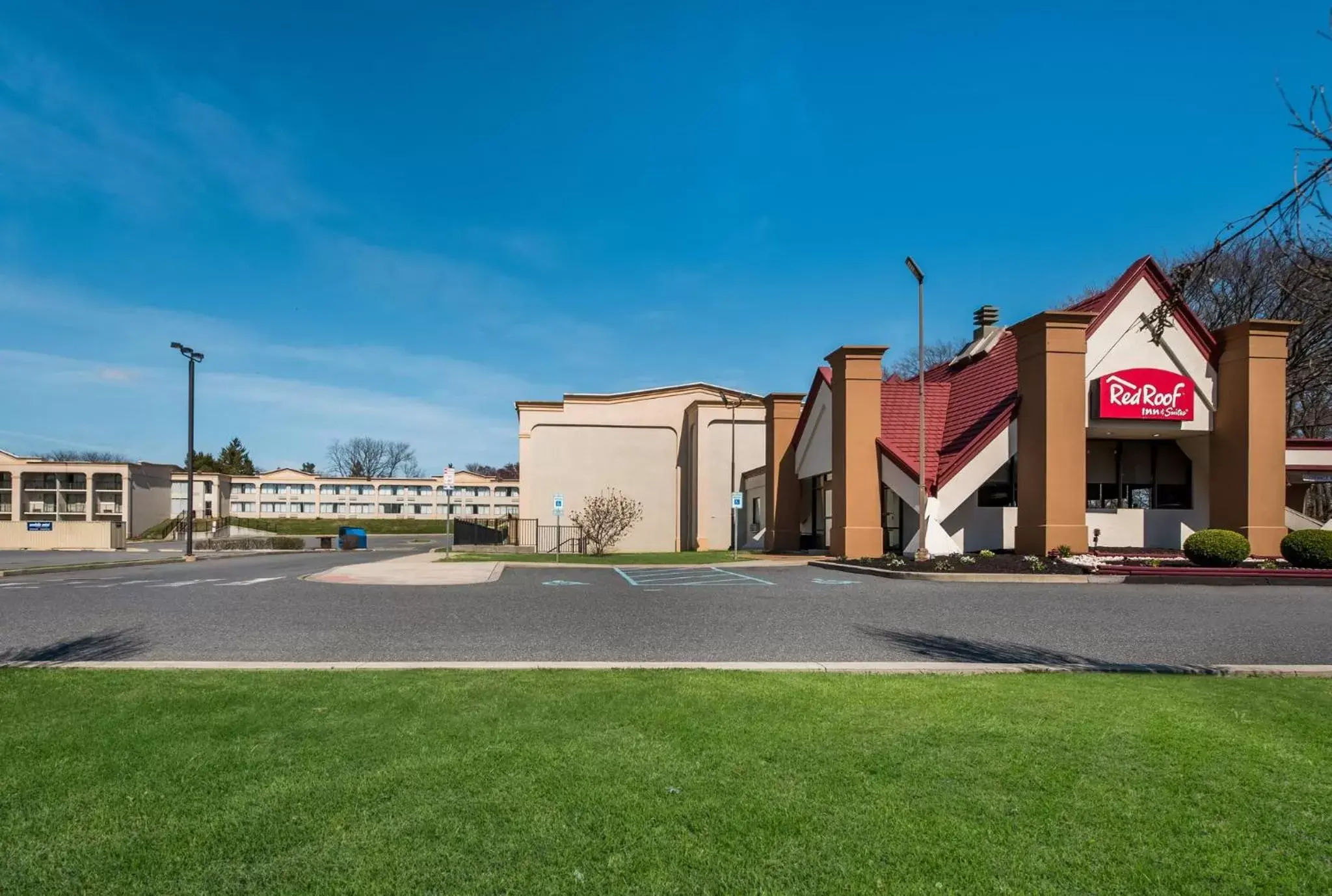 Property Building in Red Roof Inn and Suites Newark - University