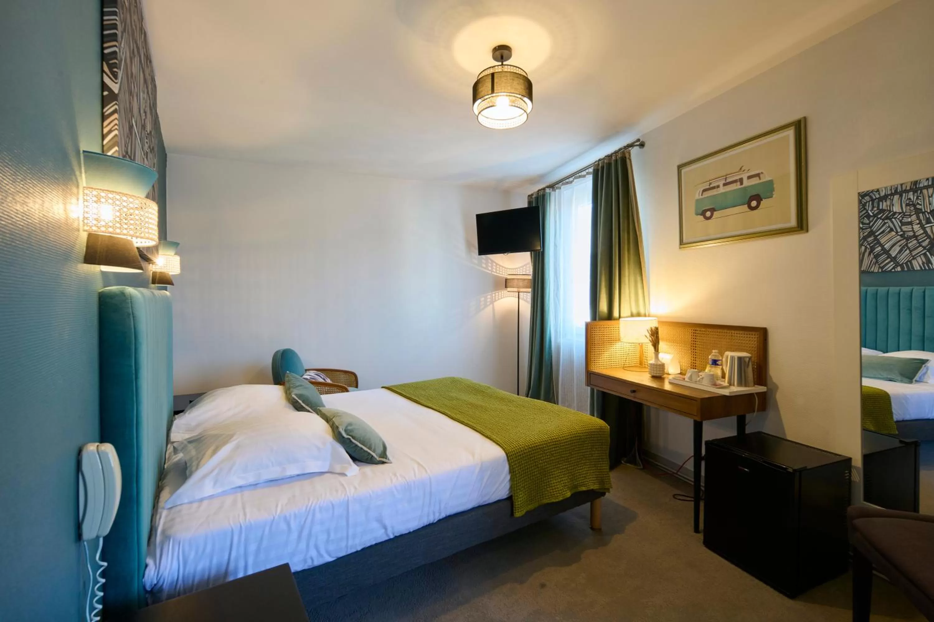 Bedroom, Bed in The Originals Boutique, Hôtel La Colonne de Bronze, Saint-Valéry-sur-Somme