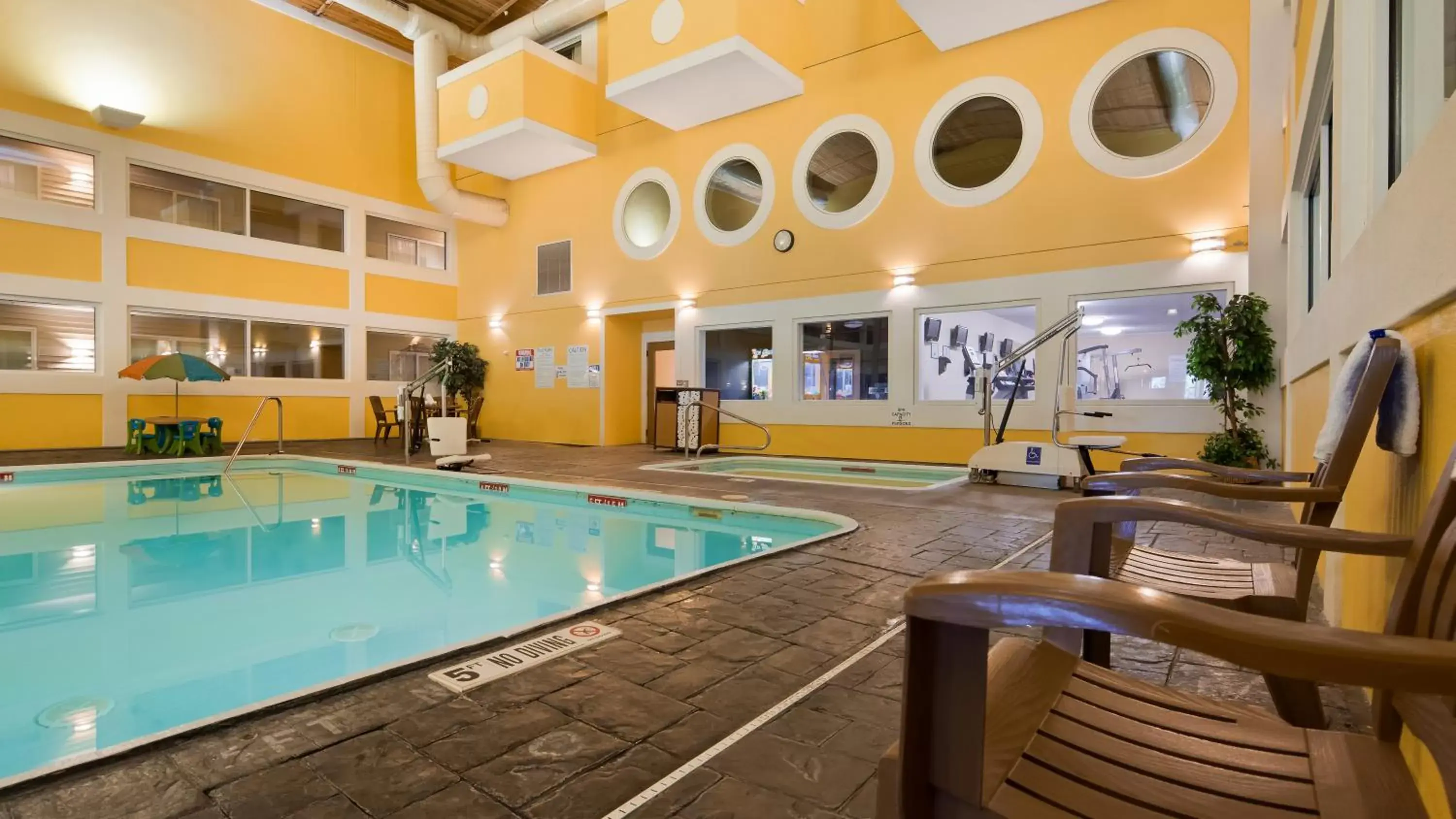 Swimming Pool in Best Western Lakewinds