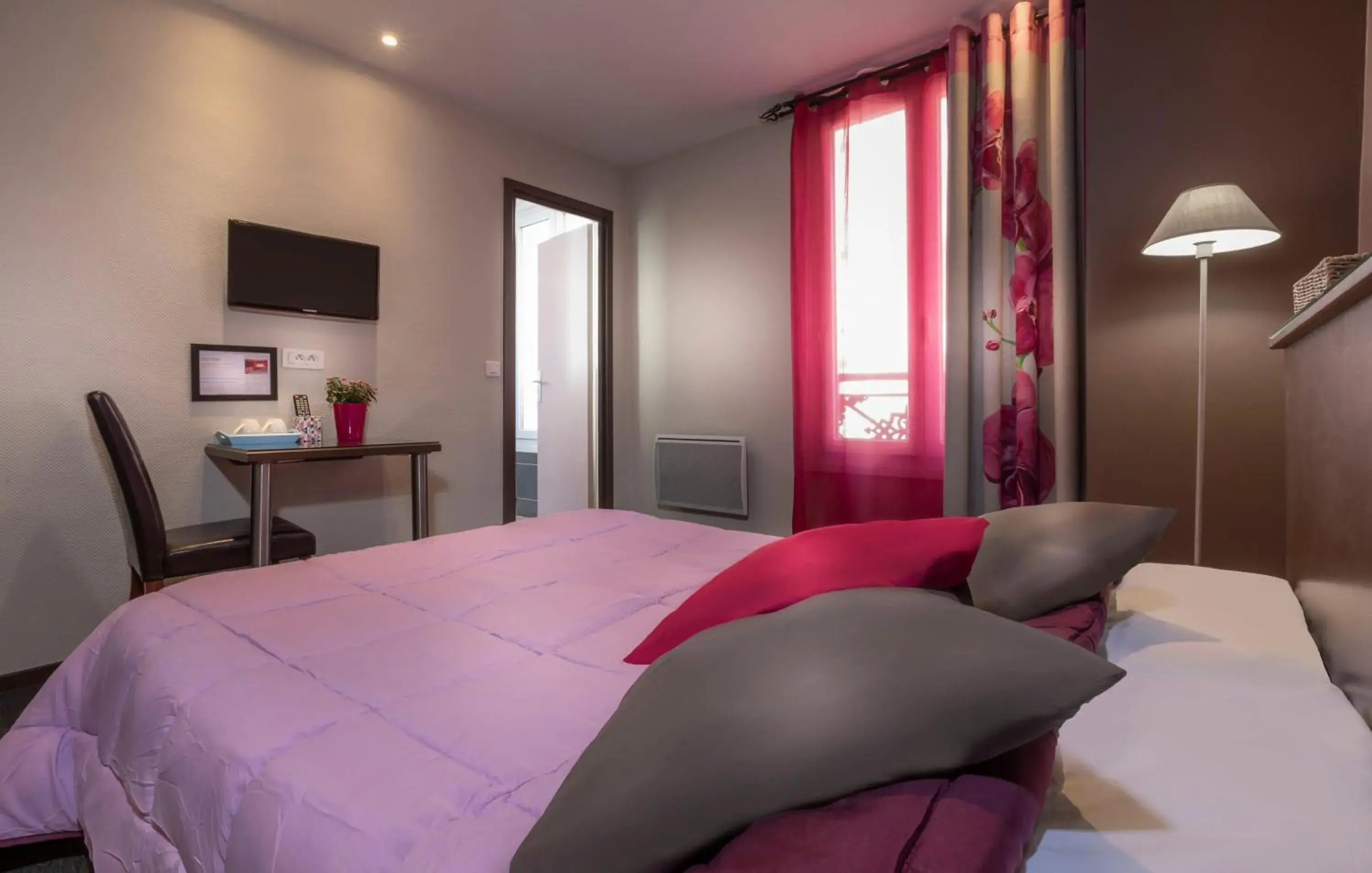 Bedroom, Bed in Hotel Montsouris Orleans