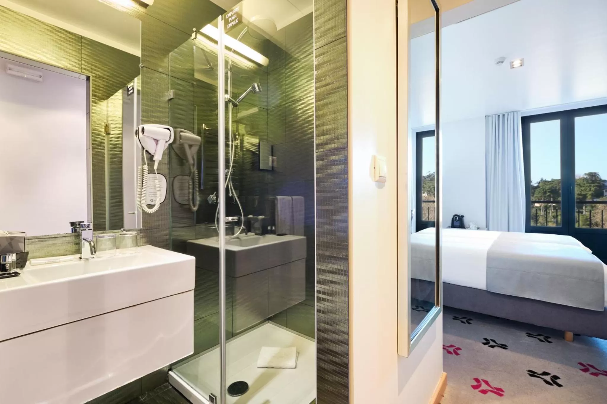 Bathroom, Bed in Sintra Bliss Hotel