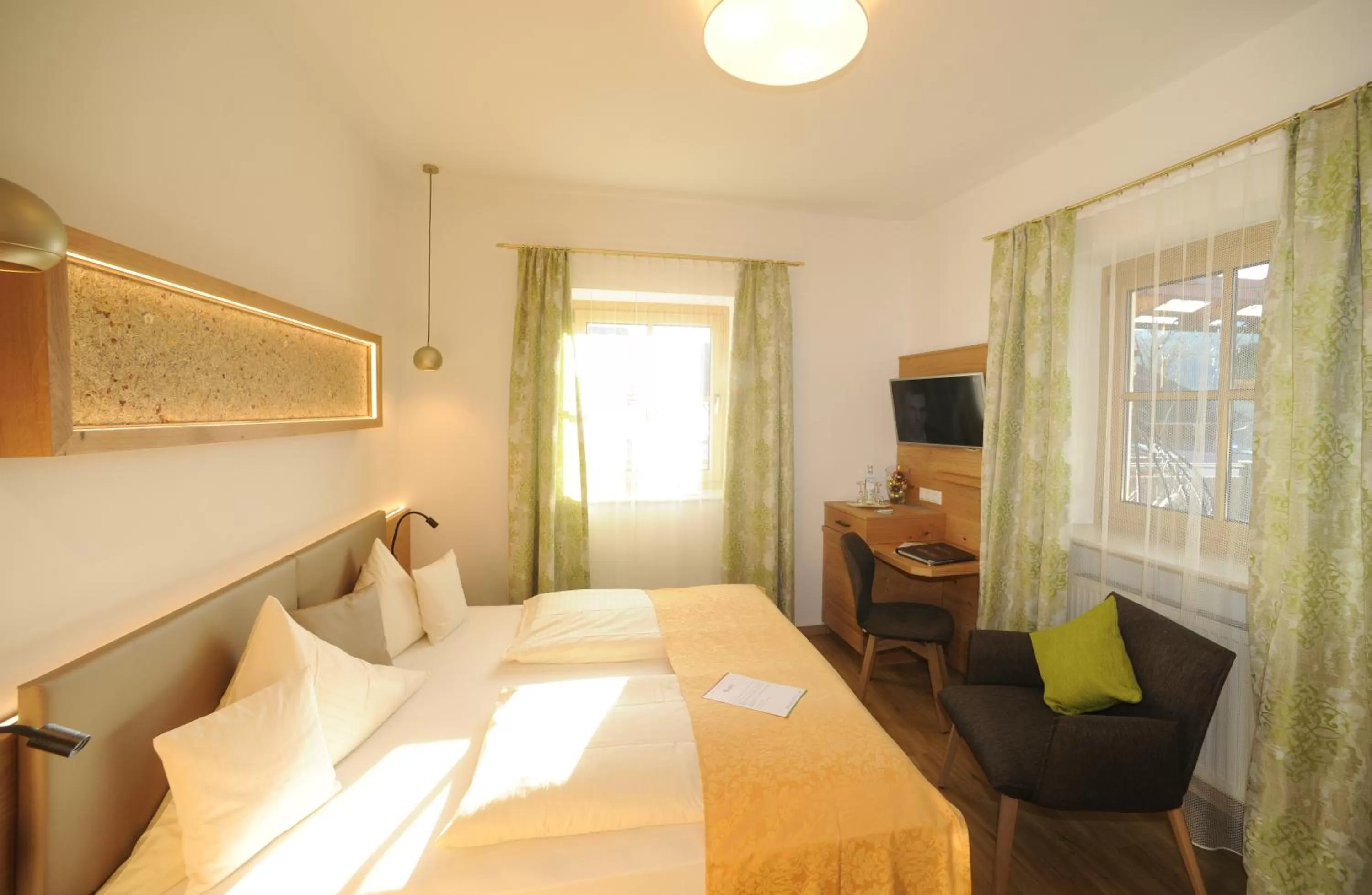 Bedroom, Bed in Wander und Aktiv Hotel Rösslwirt