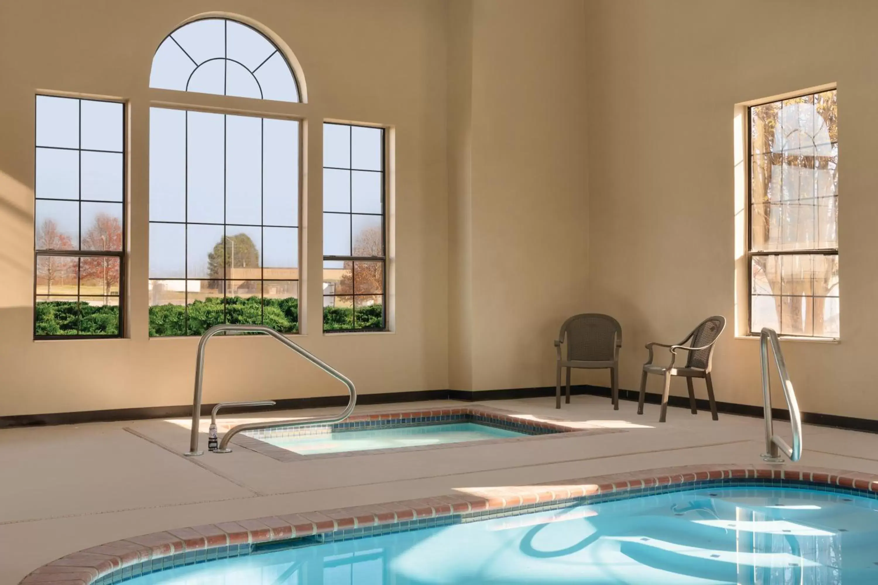 Hot Tub, Swimming Pool in Super 8 by Wyndham Olive Branch