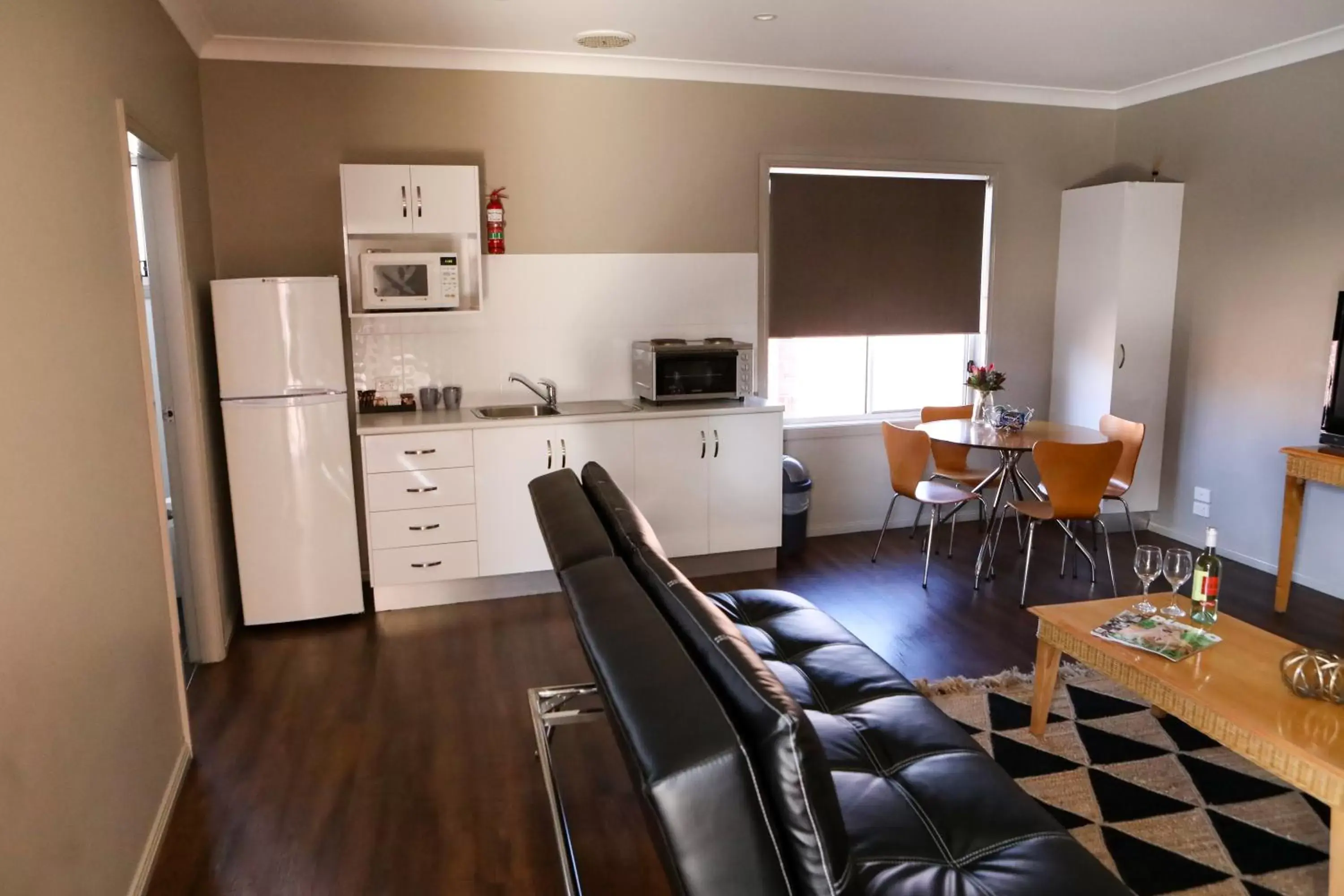 Kitchen or kitchenette, Dining Area in Akuna Motor Inn and Apartments