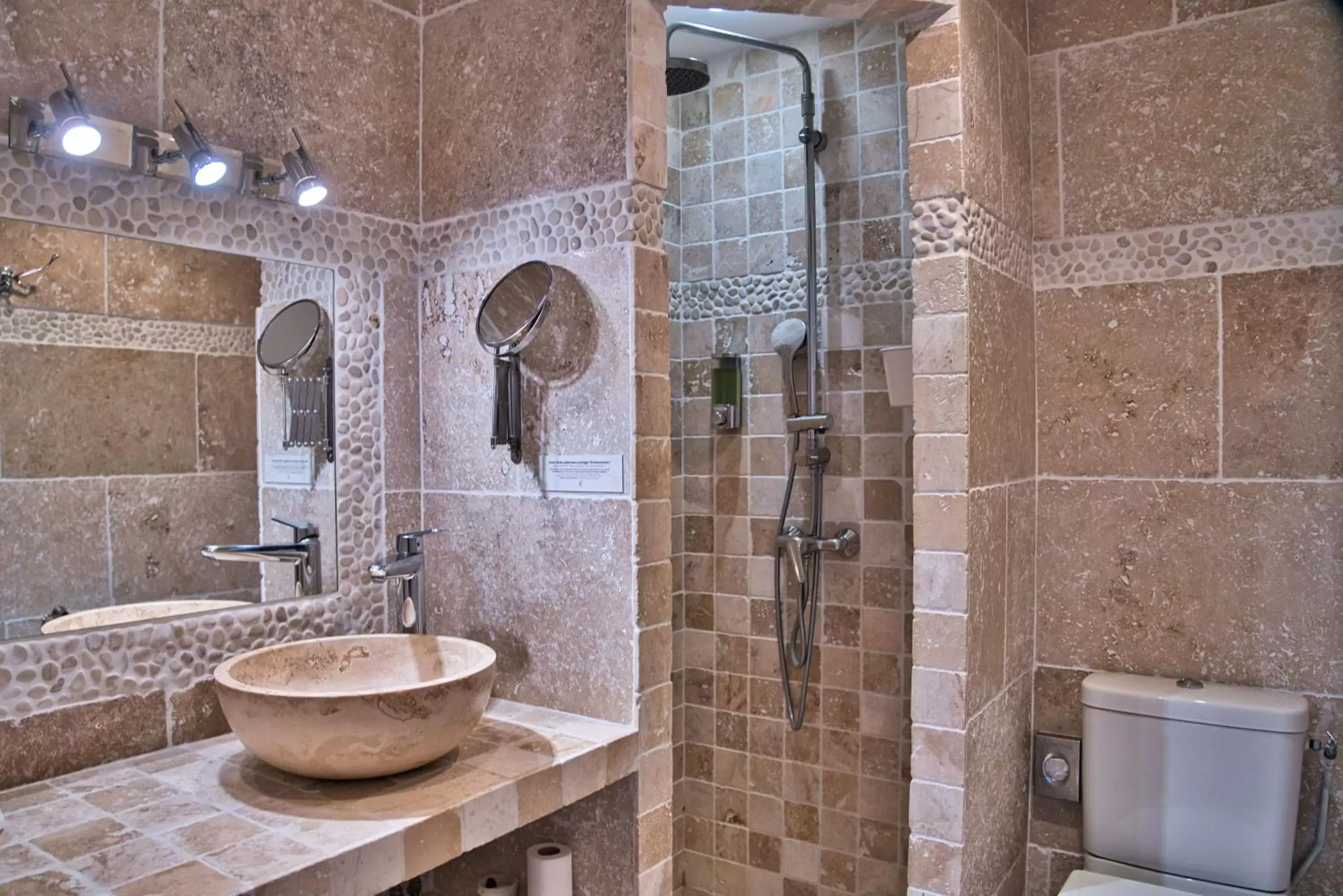 Bathroom in Hôtel La Muette