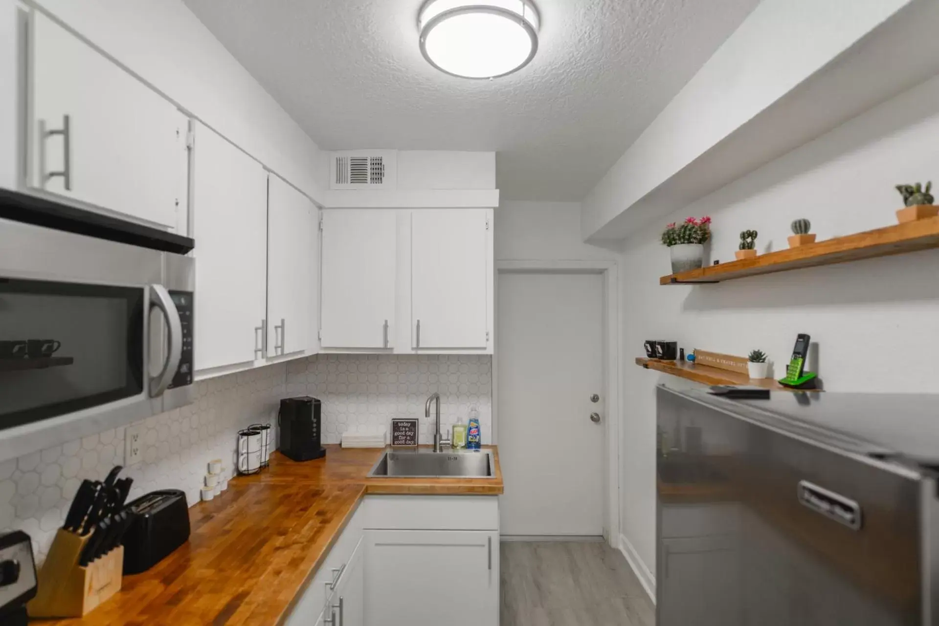 Kitchen or kitchenette, Kitchen/Kitchenette in Alani Bay Villas