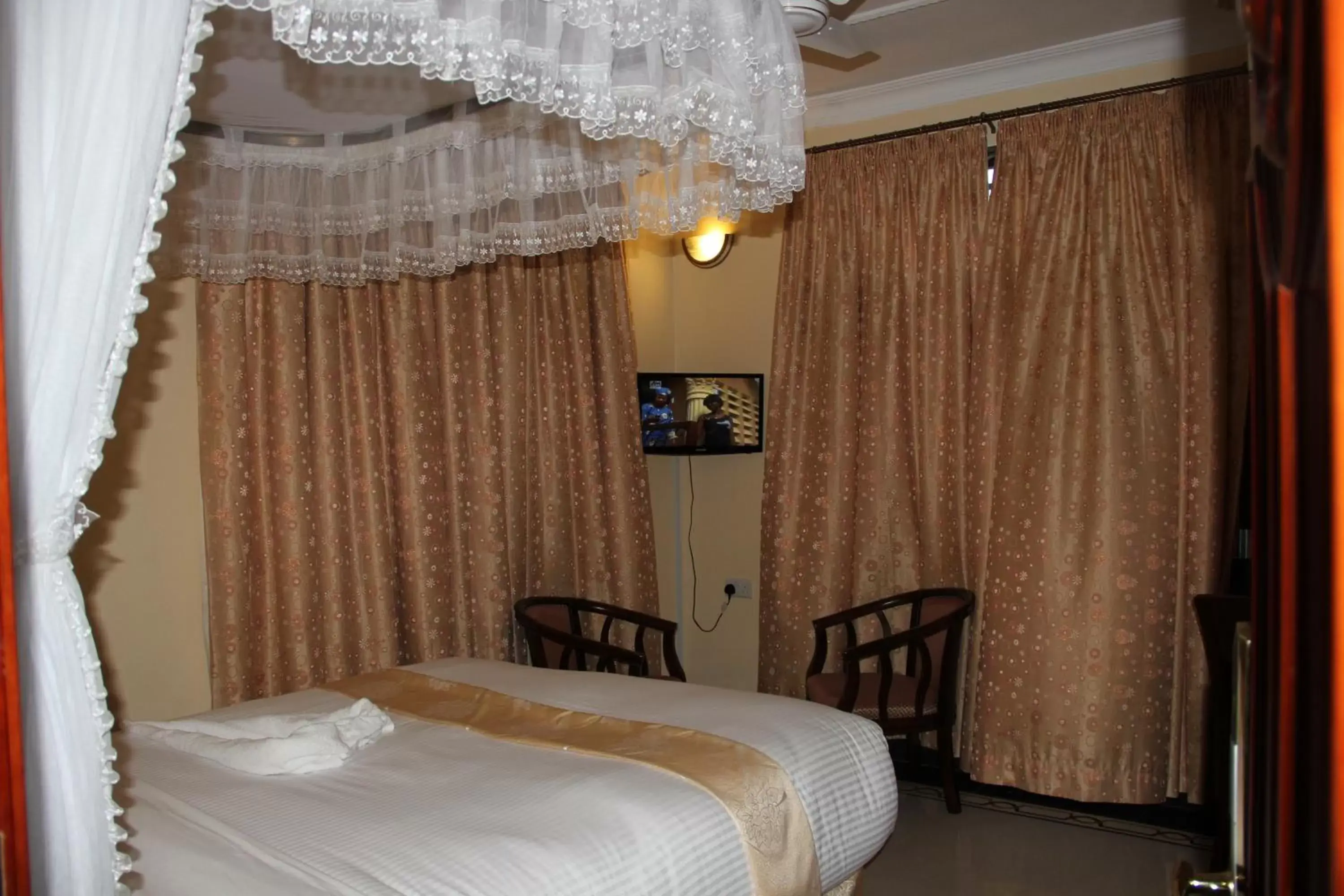 Photo of the whole room, Bed in Lantana Hotel