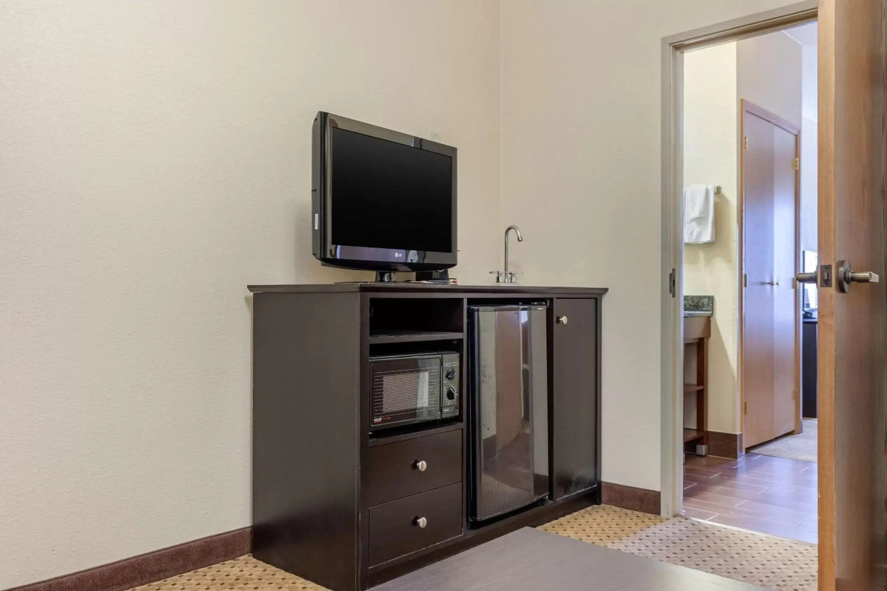 Bedroom, TV/Entertainment Center in Comfort Inn & Suites Kenosha