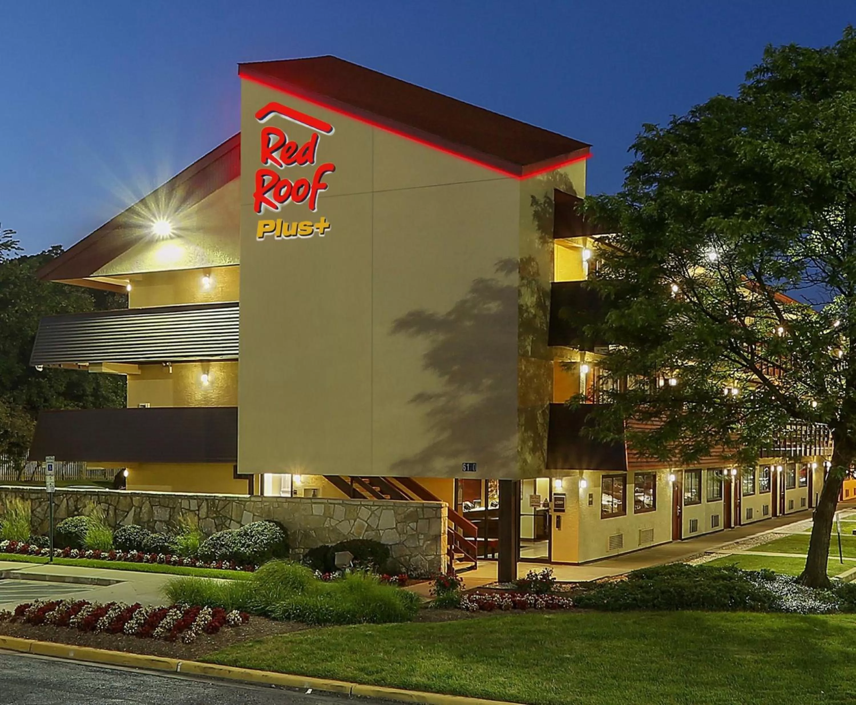 Property building in Red Roof Inn PLUS+ Washington DC - Oxon Hill