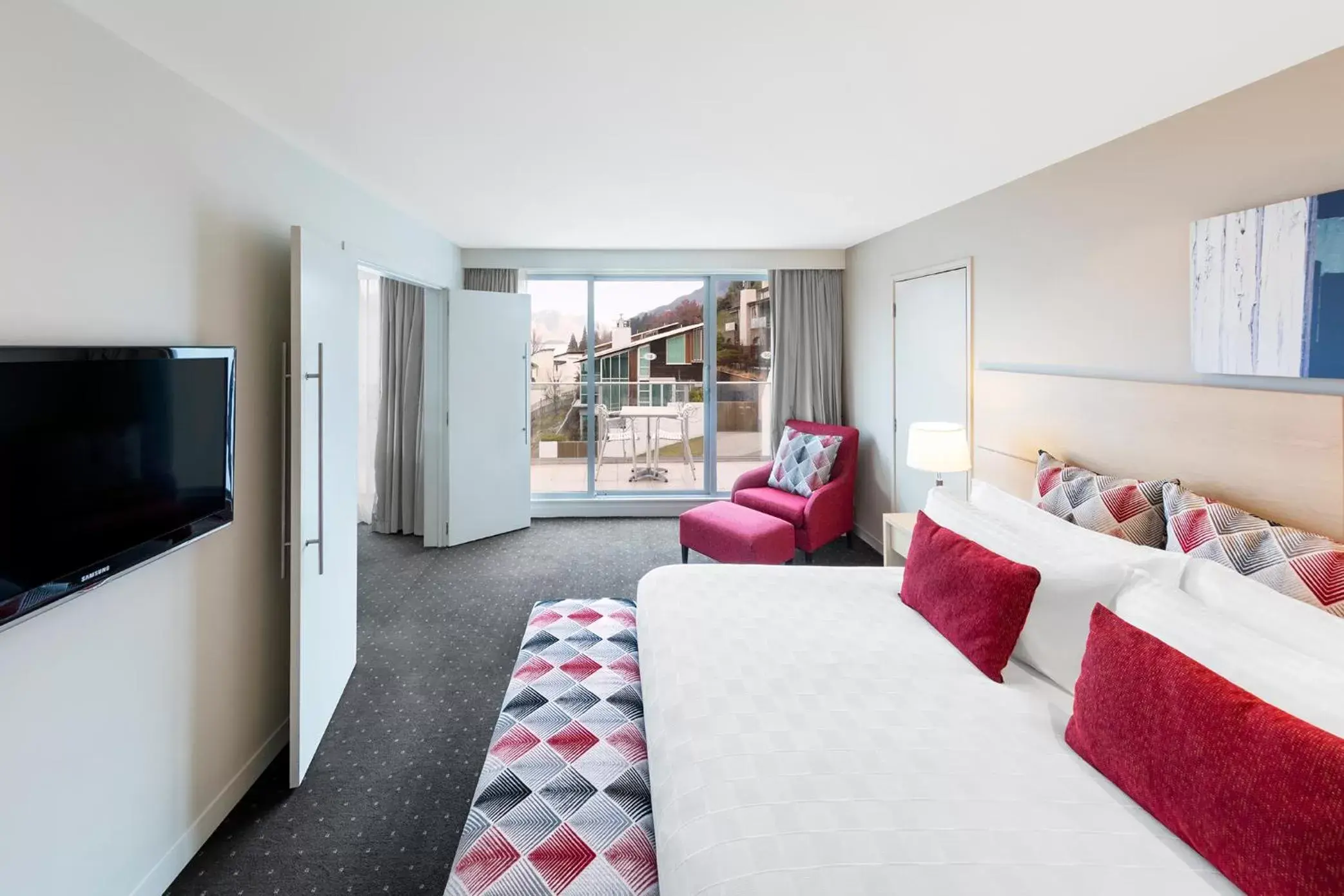 Bedroom, TV/Entertainment Center in Crowne Plaza Queenstown, an IHG Hotel