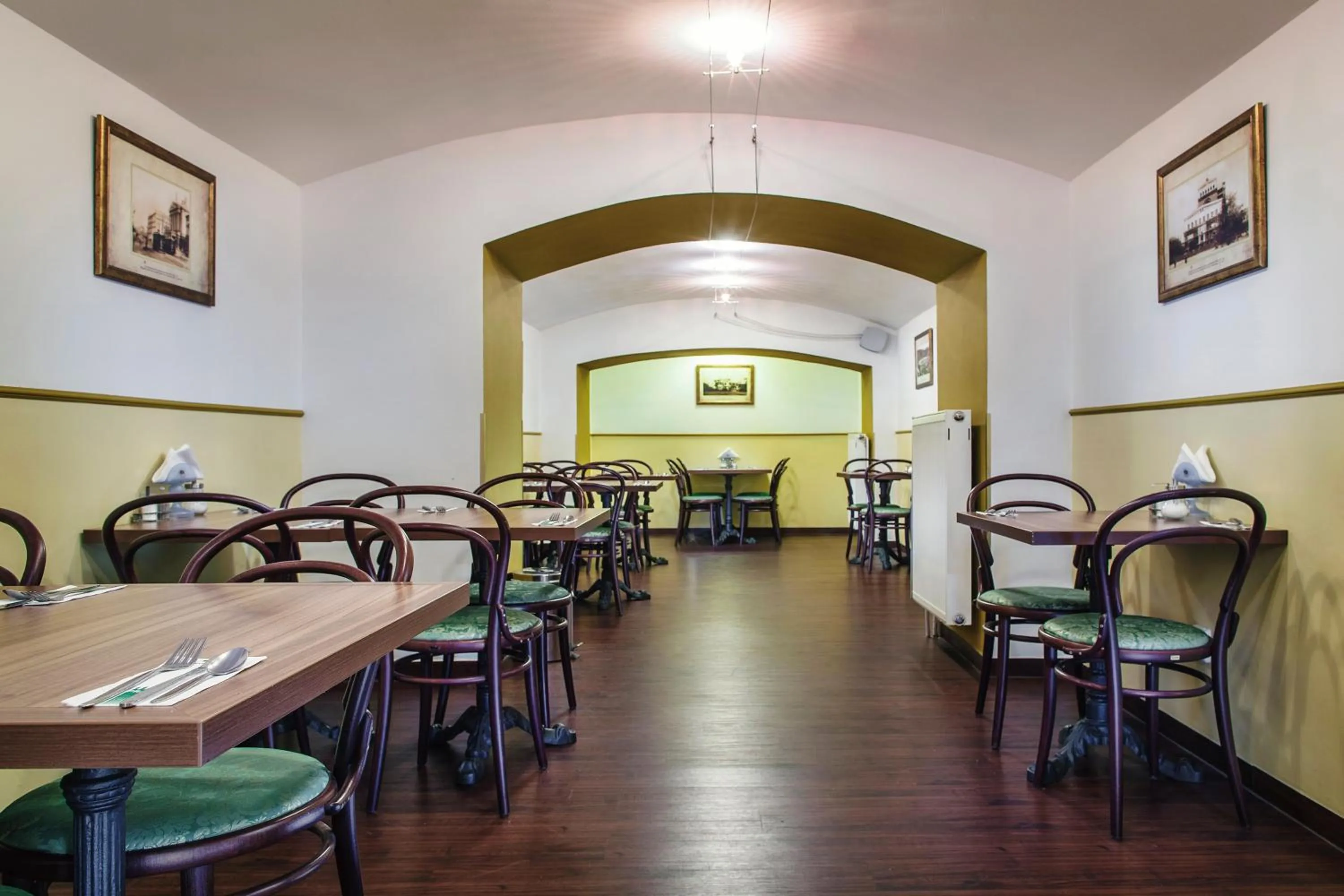 Restaurant/places to eat in Hotel Taurus