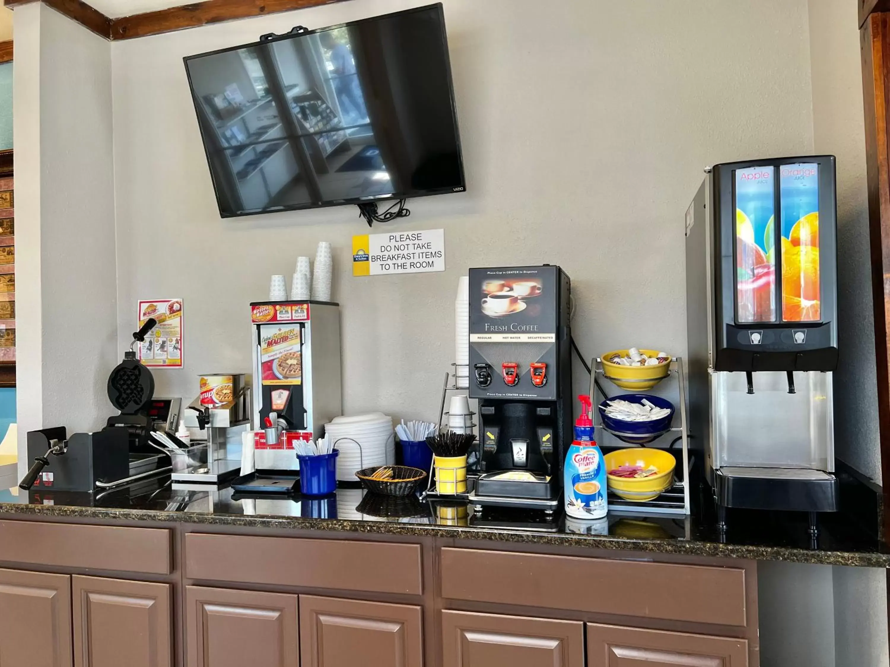 Breakfast, Kitchen/Kitchenette in Days Inn by Wyndham Suites Fredericksburg