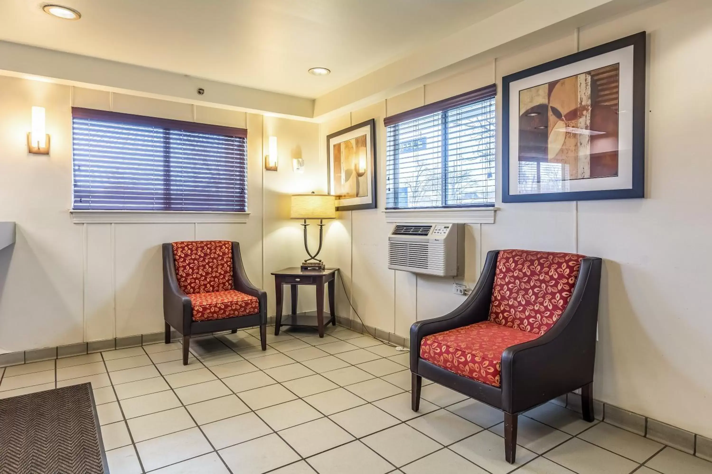 Decorative detail, Seating Area in HomeTowne Studios by Red Roof Louisville