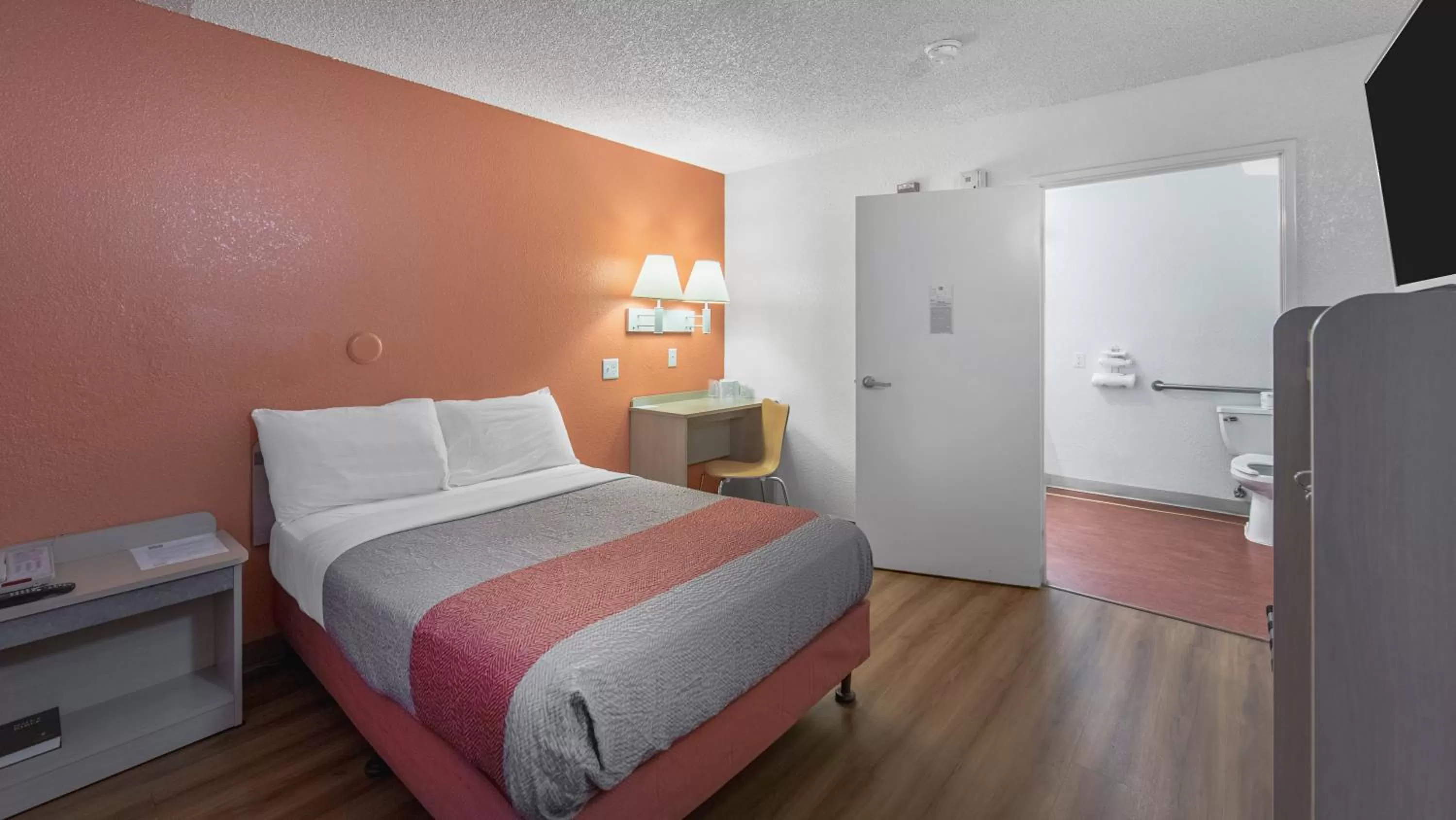 Bedroom, Bed in Motel 6-Medford, OR - North