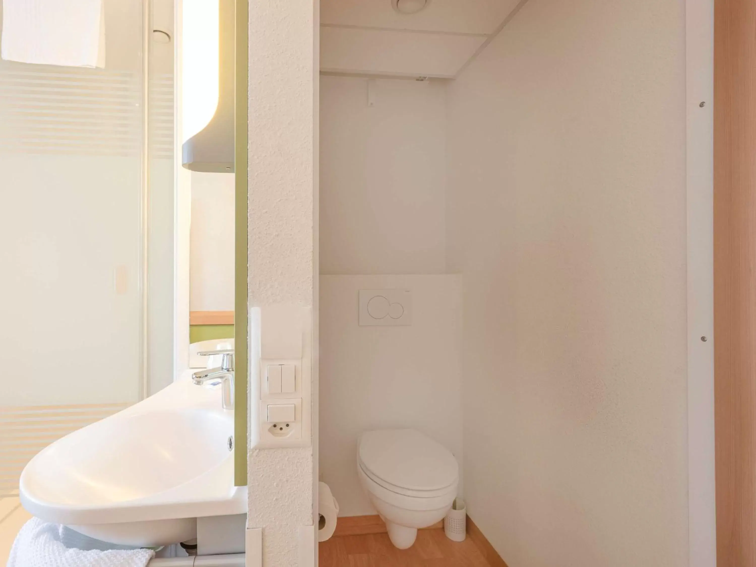 Photo of the whole room, Bathroom in ibis budget Bern Expo